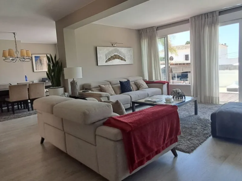 Stunning 6-bedroom, 6-bathroom detached villa located in a secure, gated community just a 10-minute walk from the beach and moments from the heart of Marbella.