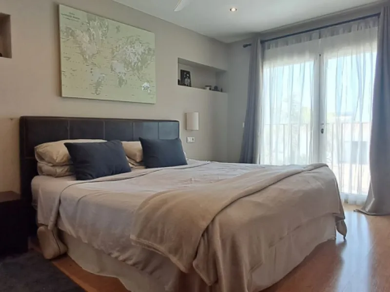 Stunning 6-bedroom, 6-bathroom detached villa located in a secure, gated community just a 10-minute walk from the beach and moments from the heart of Marbella.