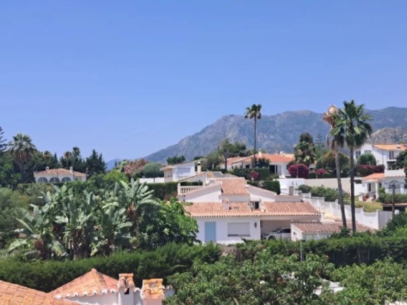 Stunning 6-bedroom, 6-bathroom detached villa located in a secure, gated community just a 10-minute walk from the beach and moments from the heart of Marbella.