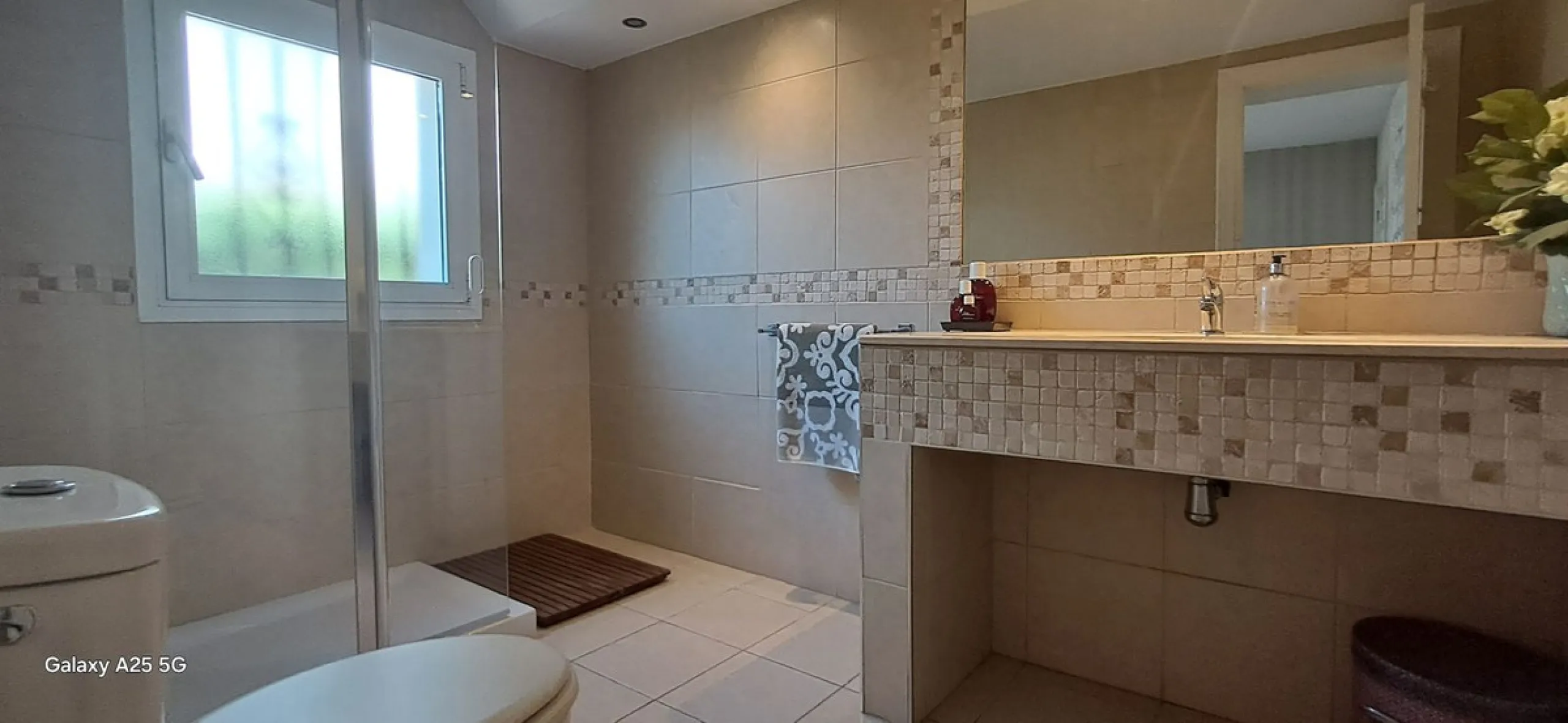 Stunning 6-bedroom, 6-bathroom detached villa located in a secure, gated community just a 10-minute walk from the beach and moments from the heart of Marbella.