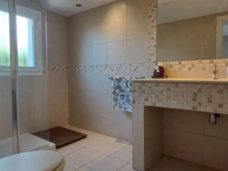 Stunning 6-bedroom, 6-bathroom detached villa located in a secure, gated community just a 10-minute walk from the beach and moments from the heart of Marbella.