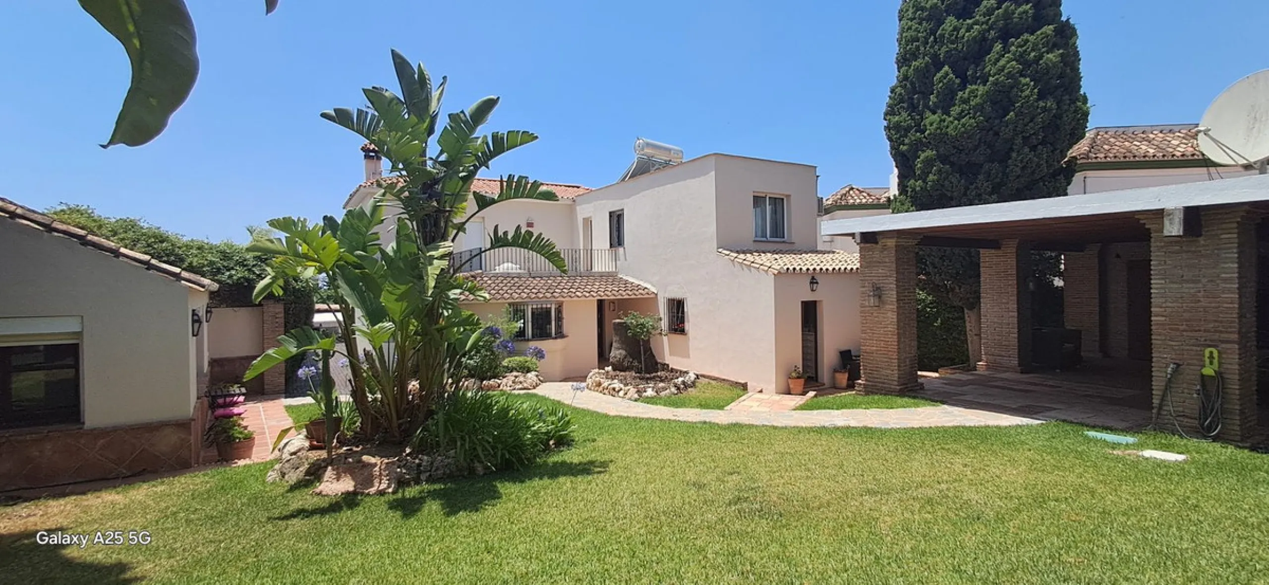 Stunning 6-bedroom, 6-bathroom detached villa located in a secure, gated community just a 10-minute walk from the beach and moments from the heart of Marbella.