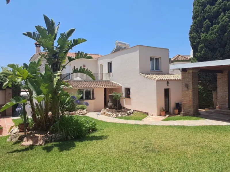 Stunning 6-bedroom, 6-bathroom detached villa located in a secure, gated community just a 10-minute walk from the beach and moments from the heart of Marbella.