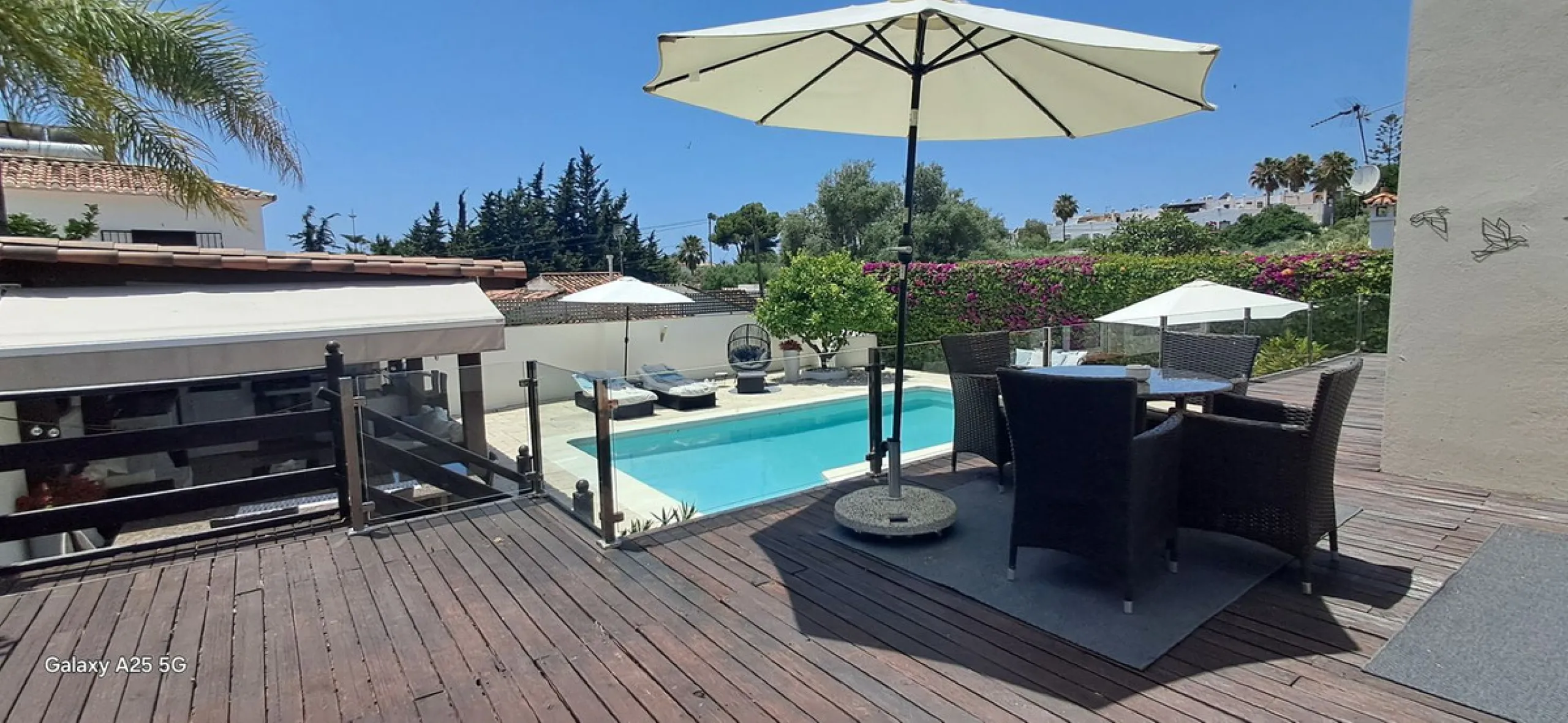 Stunning 6-bedroom, 6-bathroom detached villa located in a secure, gated community just a 10-minute walk from the beach and moments from the heart of Marbella.