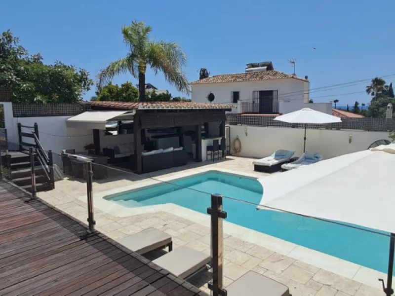 Stunning 6-bedroom, 6-bathroom detached villa located in a secure, gated community just a 10-minute walk from the beach and moments from the heart of Marbella.
