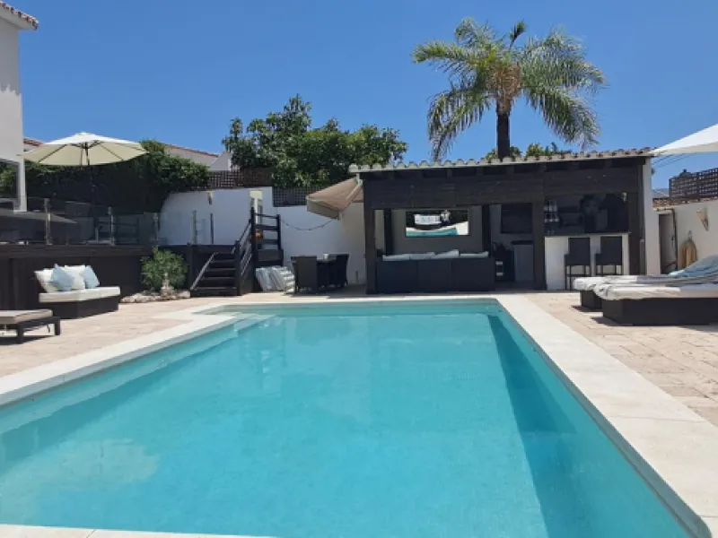 Stunning 6-bedroom, 6-bathroom detached villa located in a secure, gated community just a 10-minute walk from the beach and moments from the heart of Marbella.