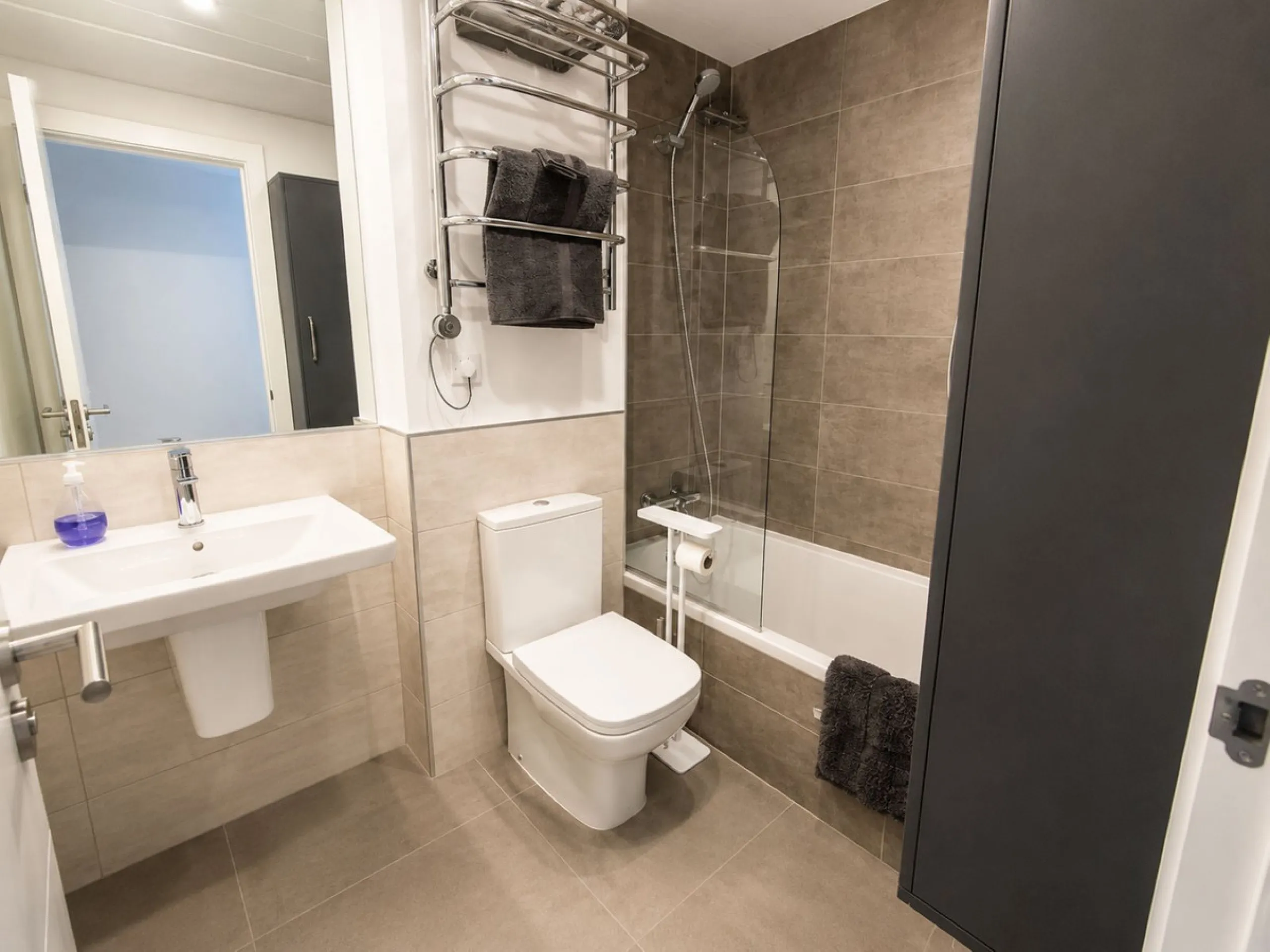 Fantastic opportunity!! Stunning new build apartment with sea views!