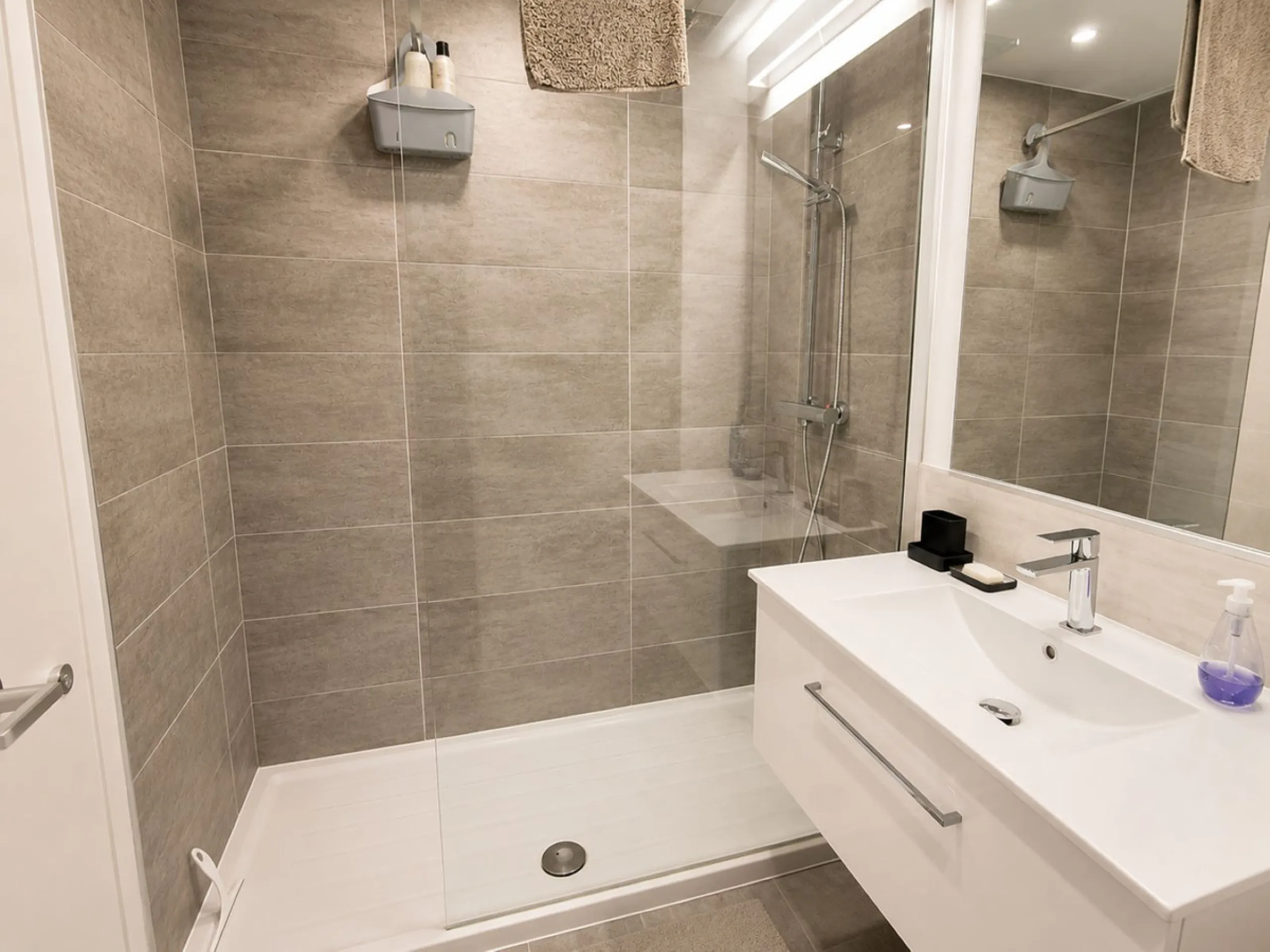 Fantastic opportunity!! Stunning new build apartment with sea views!