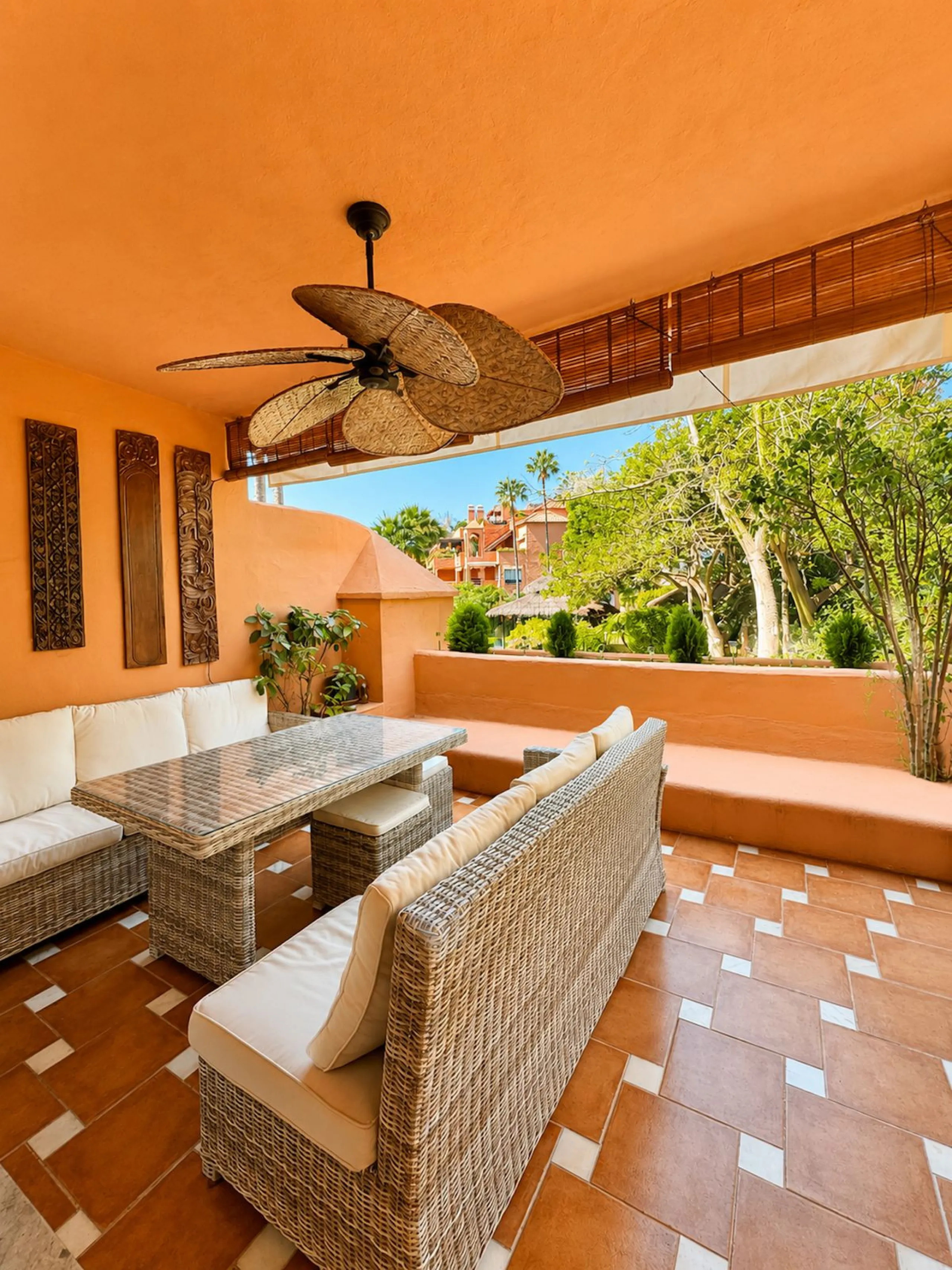 Apartment - Middle Floor Apartment в продаже в Marbella, Málaga. В доме 3 спален и 3 ванных комнат. Площадь дома 159 м²