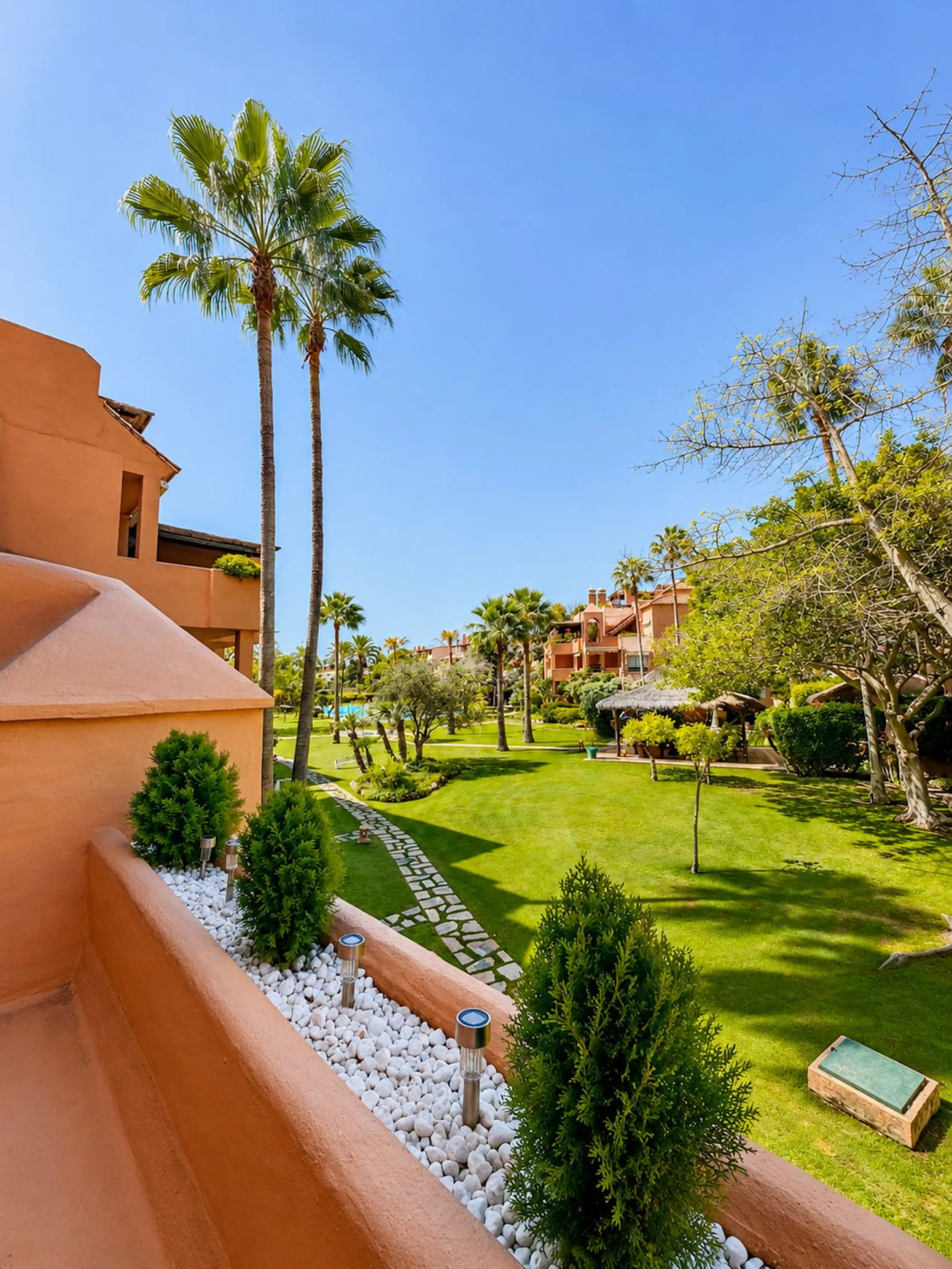 Apartment - Middle Floor Apartment в продаже в Marbella, Málaga. В доме 3 спален и 3 ванных комнат. Площадь дома 159 м²
