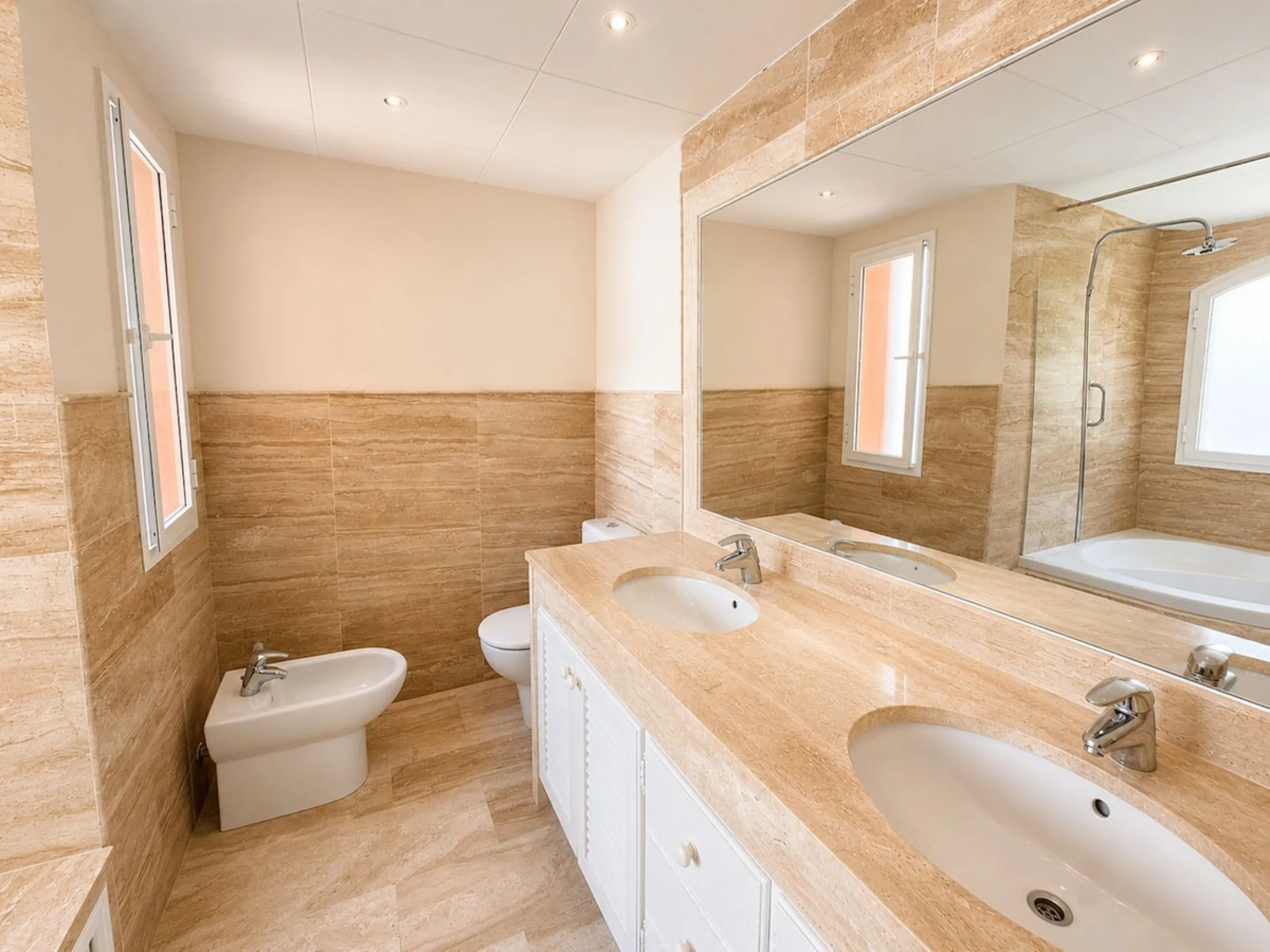 Apartment - Middle Floor Apartment в продаже в Marbella, Málaga. В доме 3 спален и 3 ванных комнат. Площадь дома 159 м²