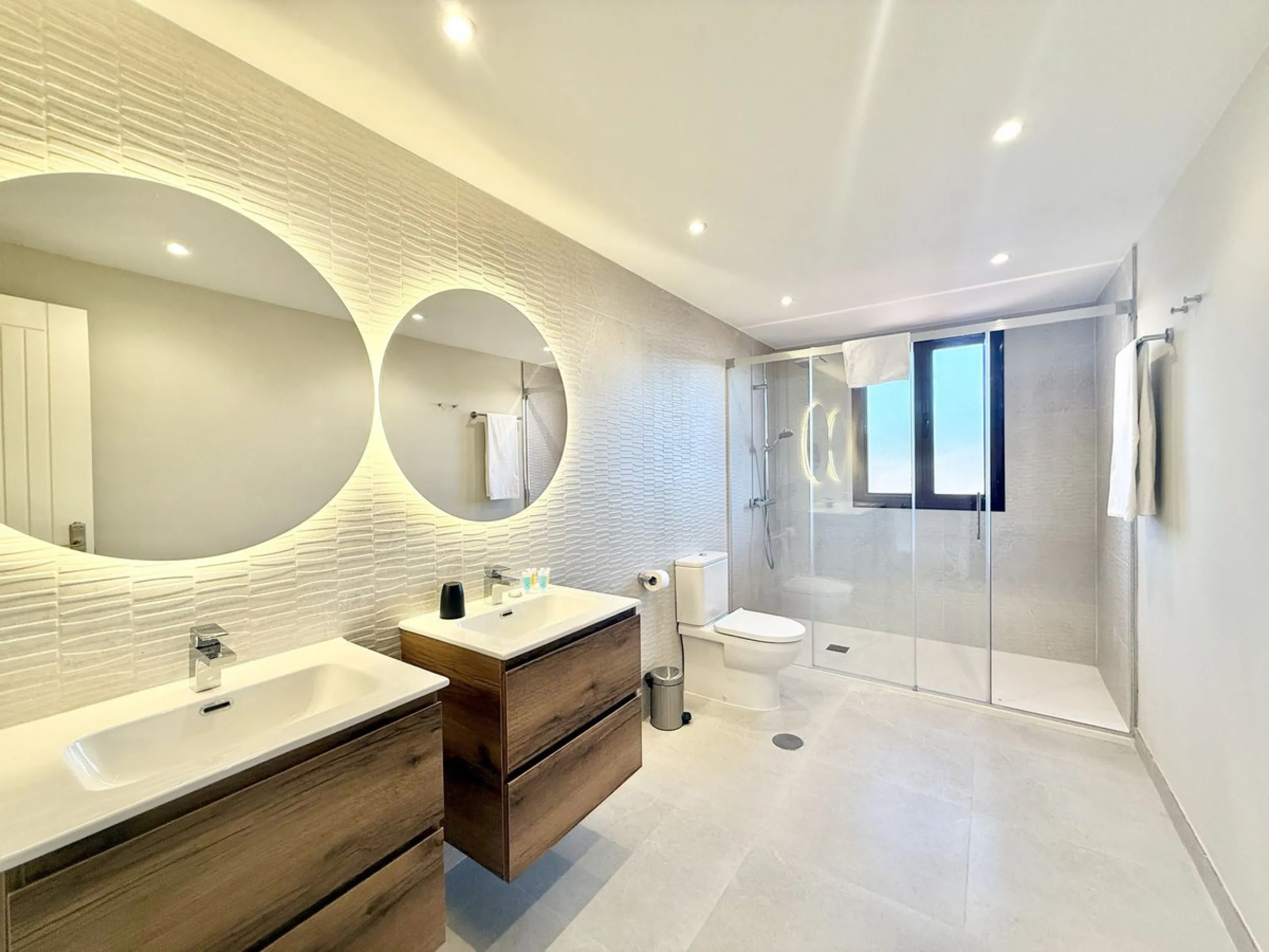 This is an ideal opportunity for those seeking a holiday retreat with resort benefits (such as concierge, cleaning services and discounted golf fares) with up to 60 days a year flexible personal usage and easy rental management for the rest of the year.