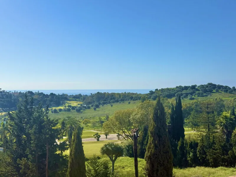 This is an ideal opportunity for those seeking a holiday retreat with resort benefits (such as concierge, cleaning services and discounted golf fares) with up to 60 days a year flexible personal usage and easy rental management for the rest of the year.