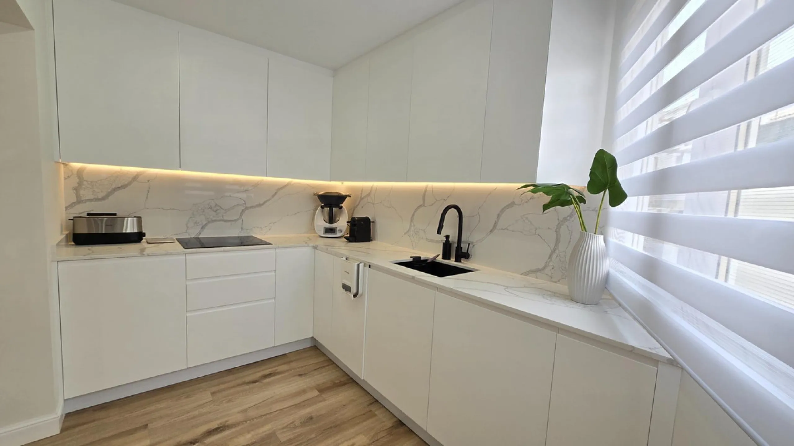 This 170 m2 apartment in Benalmádena Costa is more than just a home; it's the place where you'll want to build your best memories.