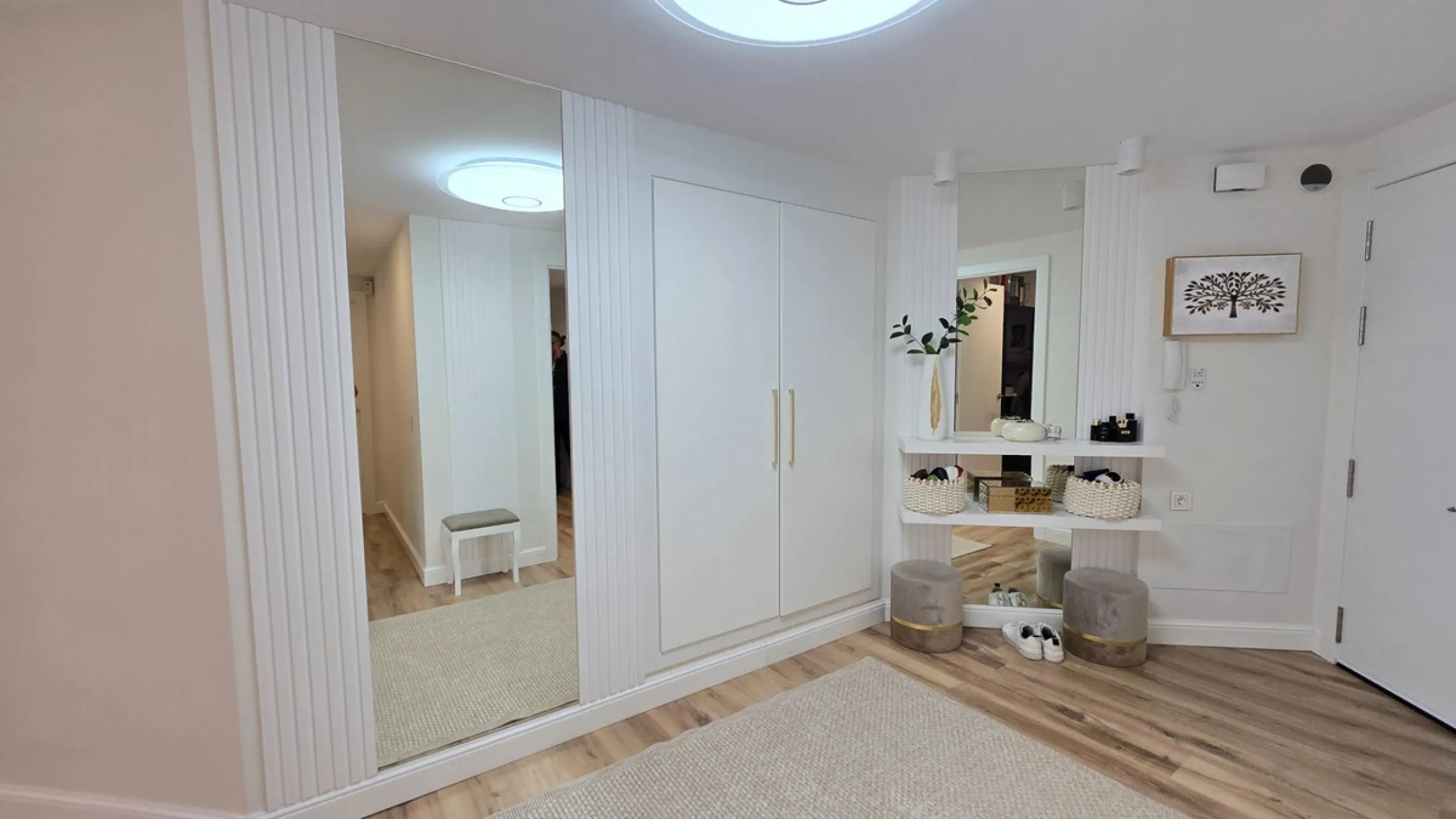 This 170 m2 apartment in Benalmádena Costa is more than just a home; it's the place where you'll want to build your best memories.
