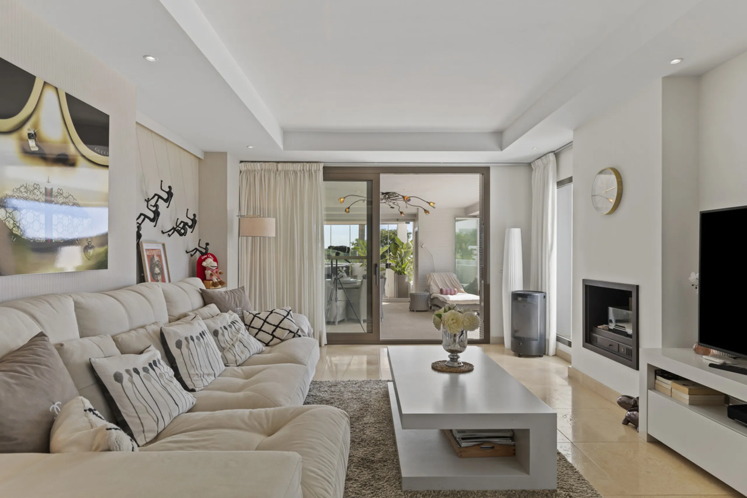 Set in an elevated position within the exclusive Finca Cortesin resort, this exceptional 2 bedroom, 2 bathroom ground-floor apartment epitomises contemporary luxury and refined Mediterranean living.