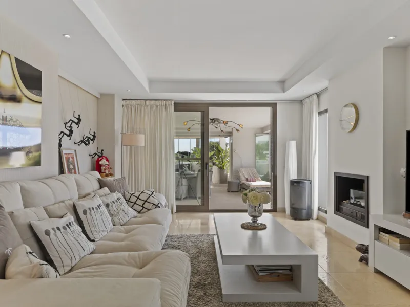 Set in an elevated position within the exclusive Finca Cortesin resort, this exceptional 2 bedroom, 2 bathroom ground-floor apartment epitomises contemporary luxury and refined Mediterranean living.
