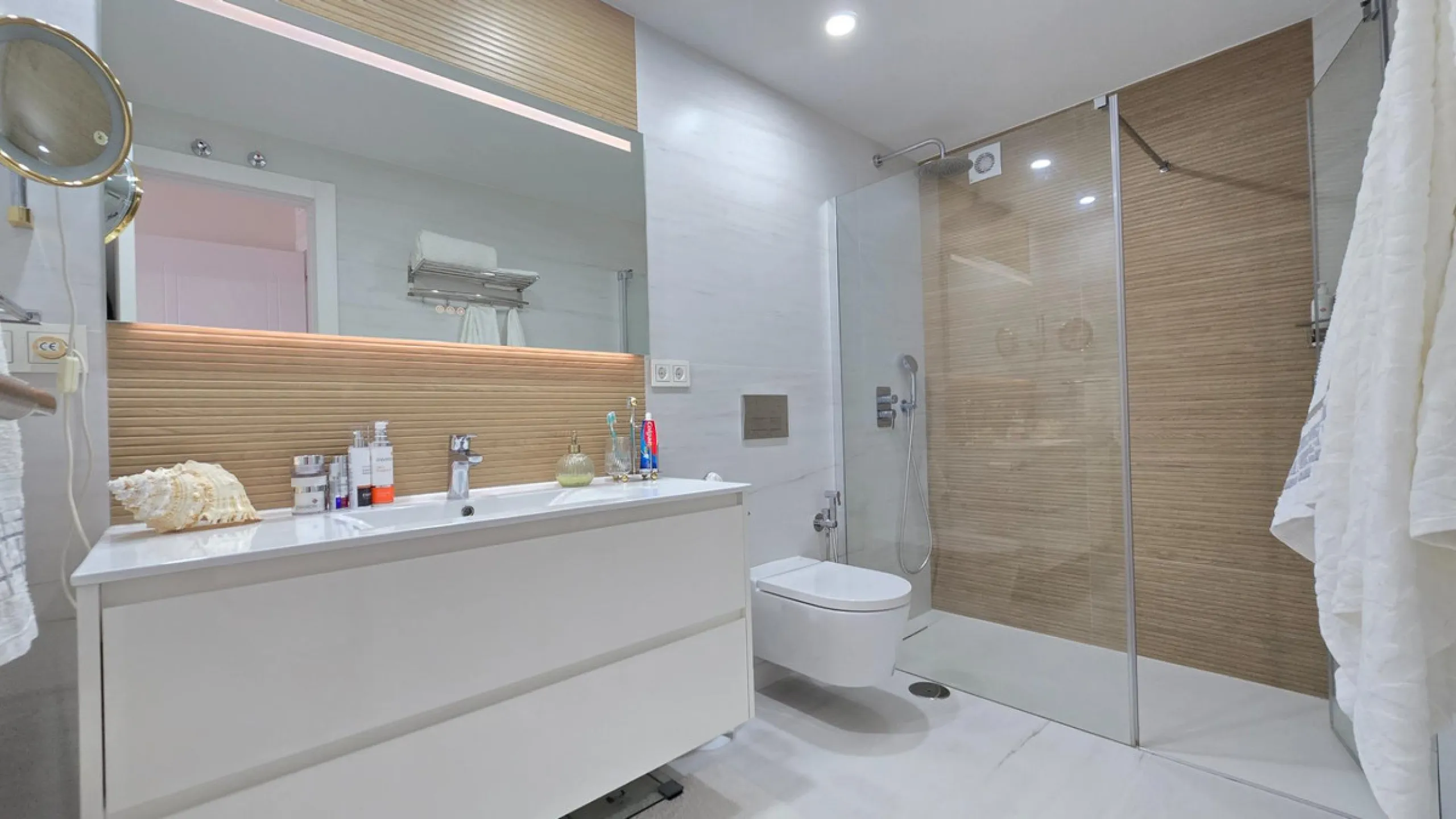 This 170 m2 apartment in Benalmádena Costa is more than just a home; it's the place where you'll want to build your best memories.