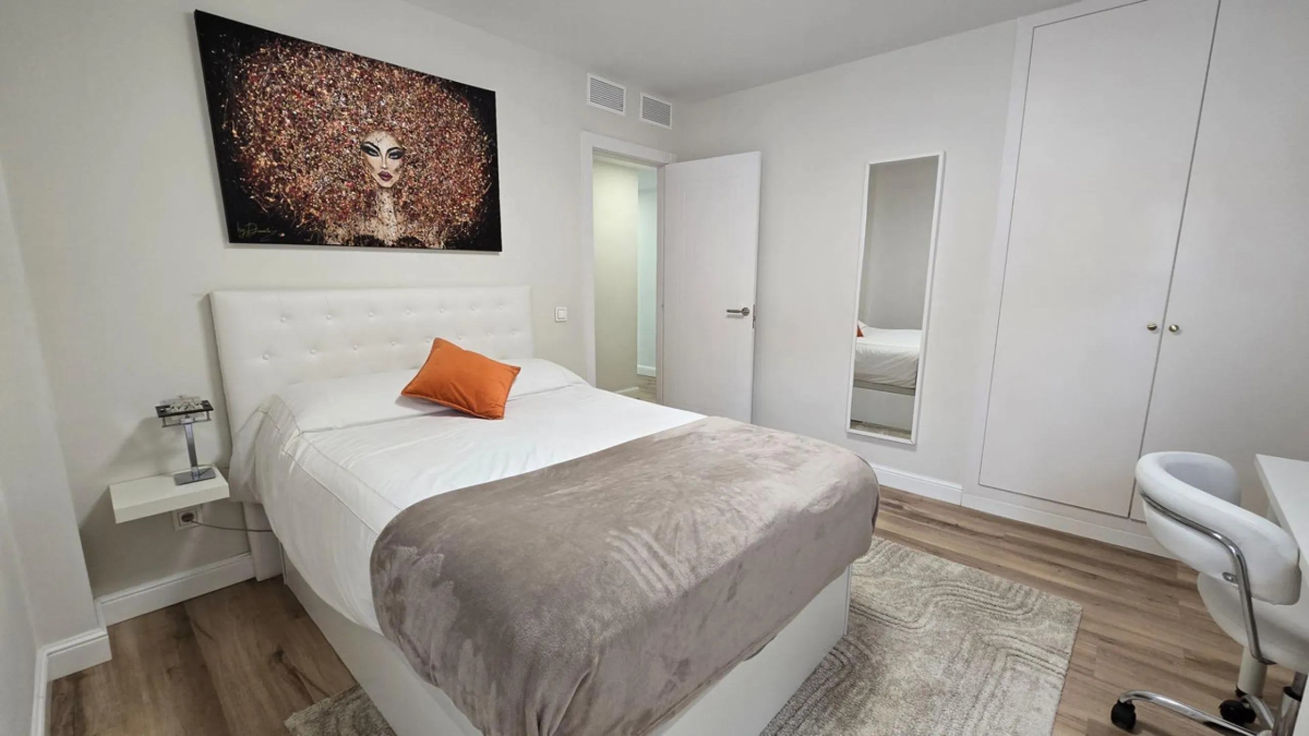 This 170 m2 apartment in Benalmádena Costa is more than just a home; it's the place where you'll want to build your best memories.