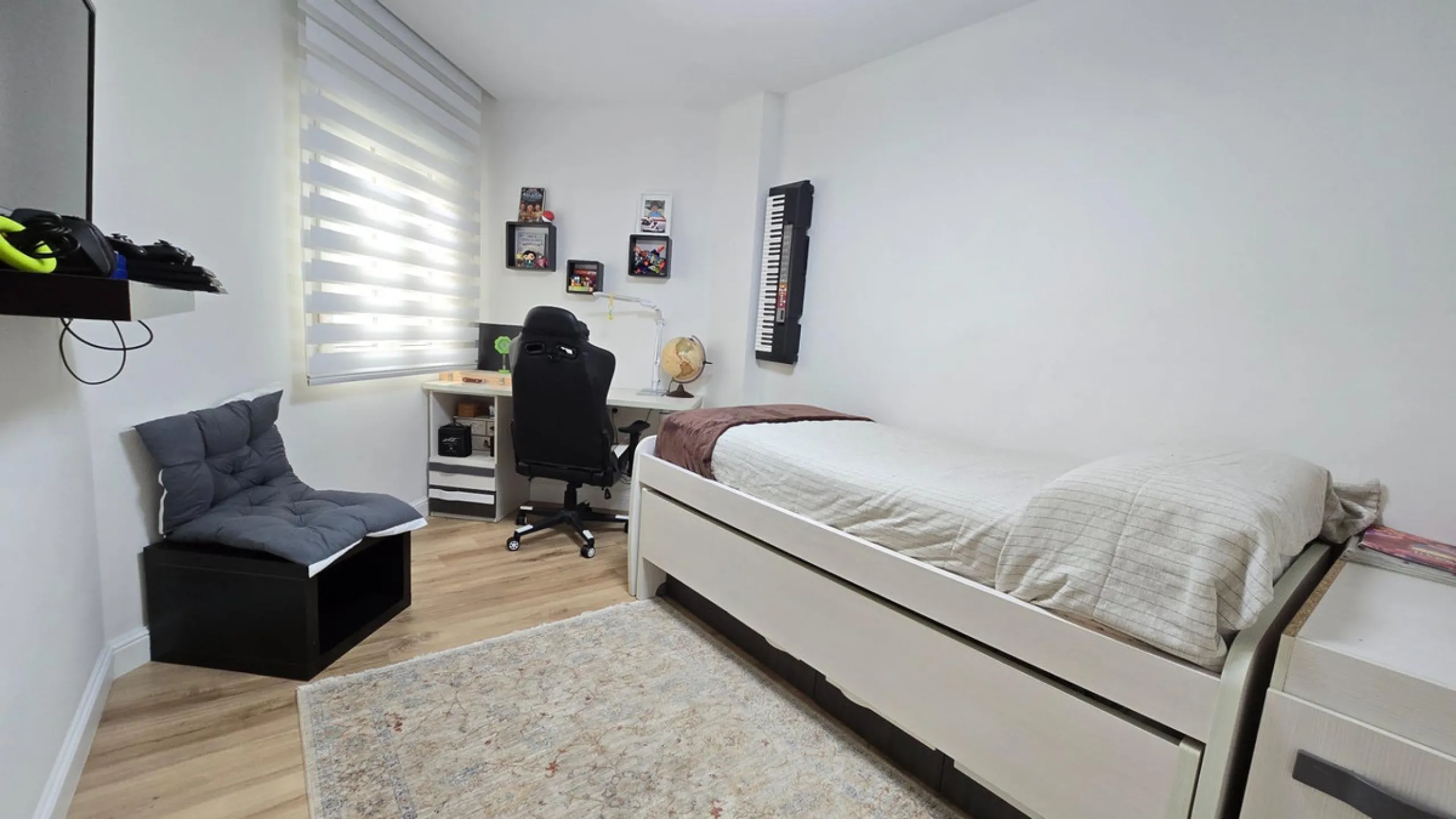 This 170 m2 apartment in Benalmádena Costa is more than just a home; it's the place where you'll want to build your best memories.