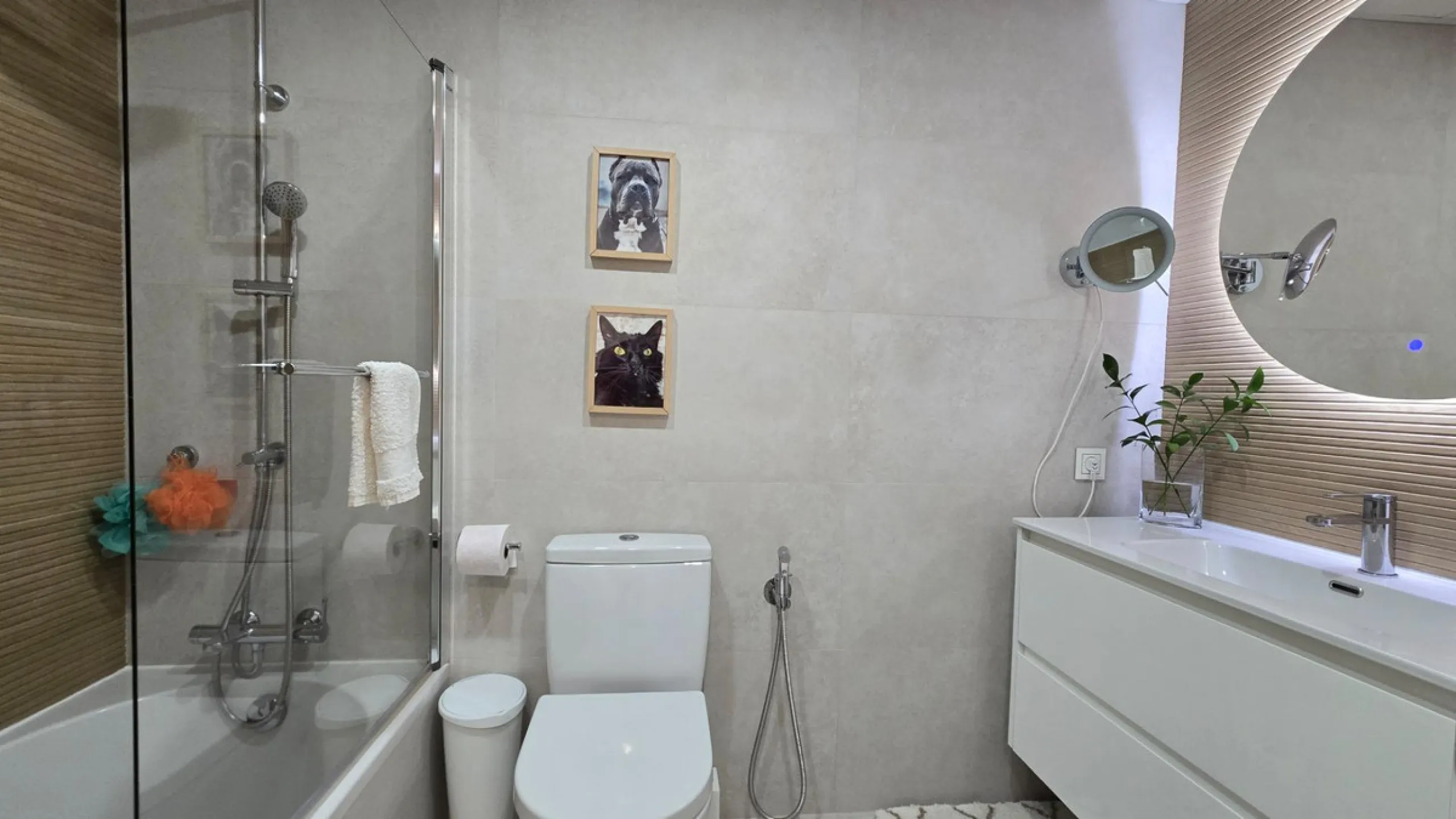 This 170 m2 apartment in Benalmádena Costa is more than just a home; it's the place where you'll want to build your best memories.