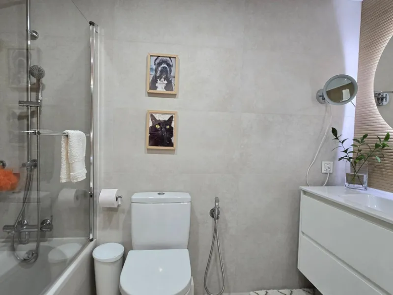This 170 m2 apartment in Benalmádena Costa is more than just a home; it's the place where you'll want to build your best memories.