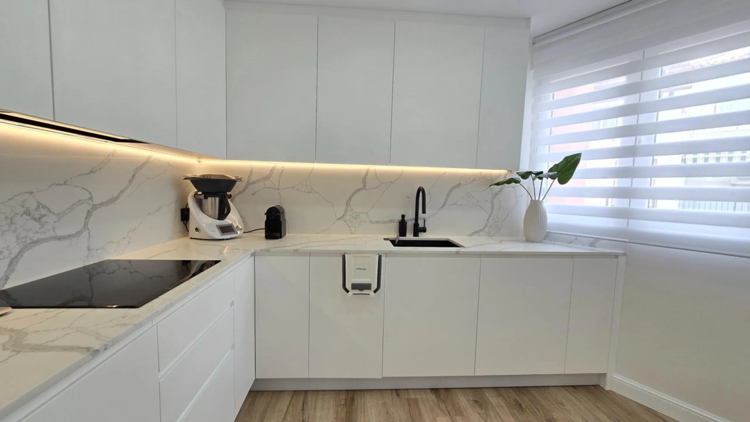 This 170 m2 apartment in Benalmádena Costa is more than just a home; it's the place where you'll want to build your best memories.