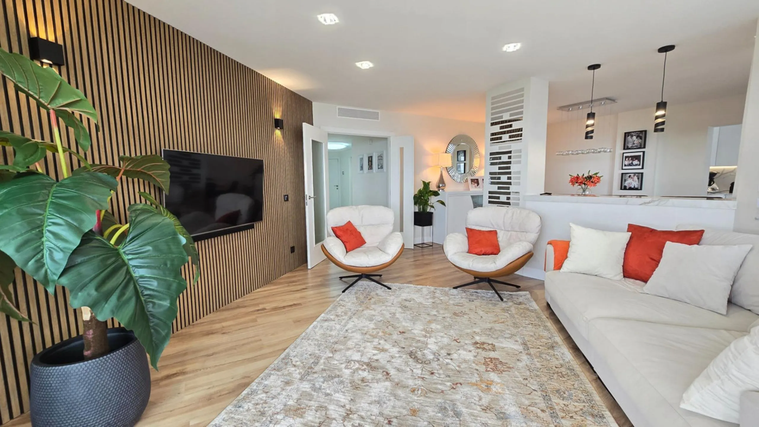 This 170 m2 apartment in Benalmádena Costa is more than just a home; it's the place where you'll want to build your best memories.