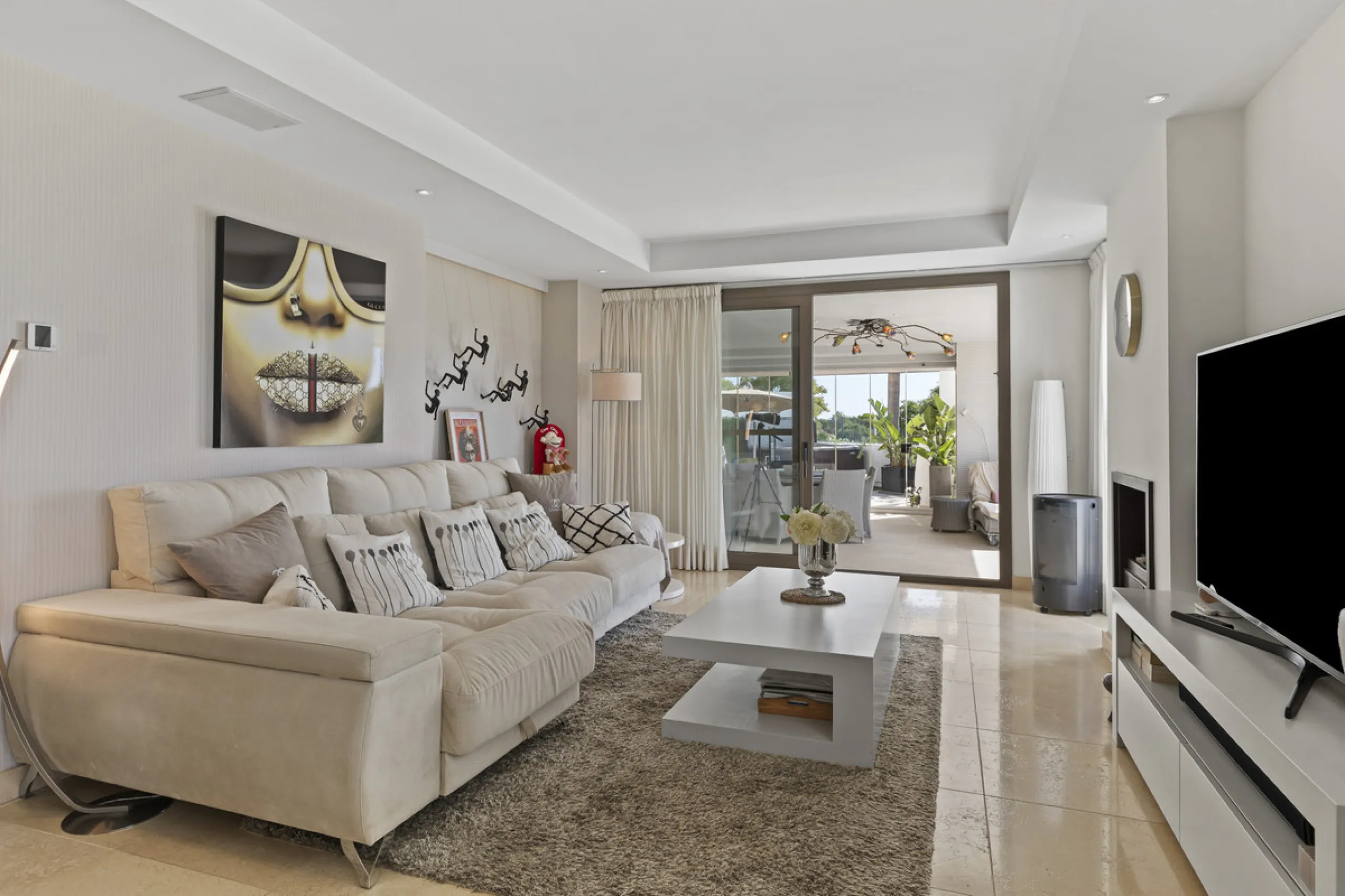 Set in an elevated position within the exclusive Finca Cortesin resort, this exceptional 2 bedroom, 2 bathroom ground-floor apartment epitomises contemporary luxury and refined Mediterranean living.