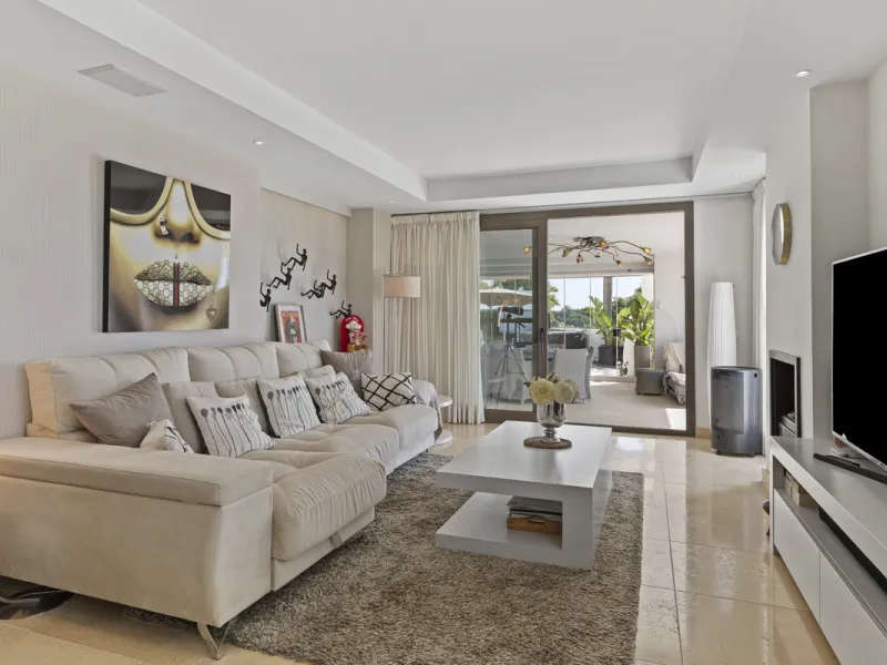 Set in an elevated position within the exclusive Finca Cortesin resort, this exceptional 2 bedroom, 2 bathroom ground-floor apartment epitomises contemporary luxury and refined Mediterranean living.