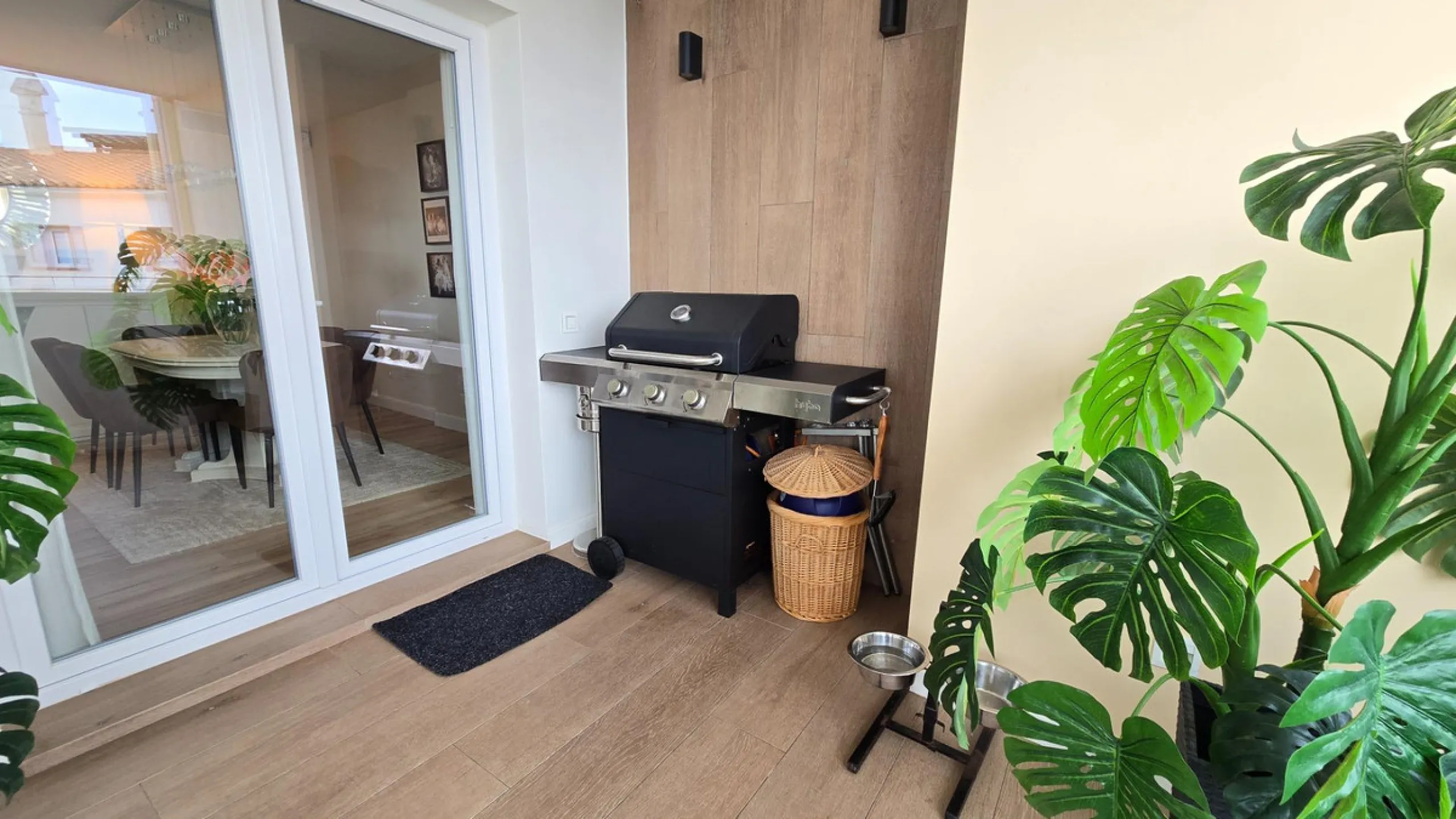 This 170 m2 apartment in Benalmádena Costa is more than just a home; it's the place where you'll want to build your best memories.