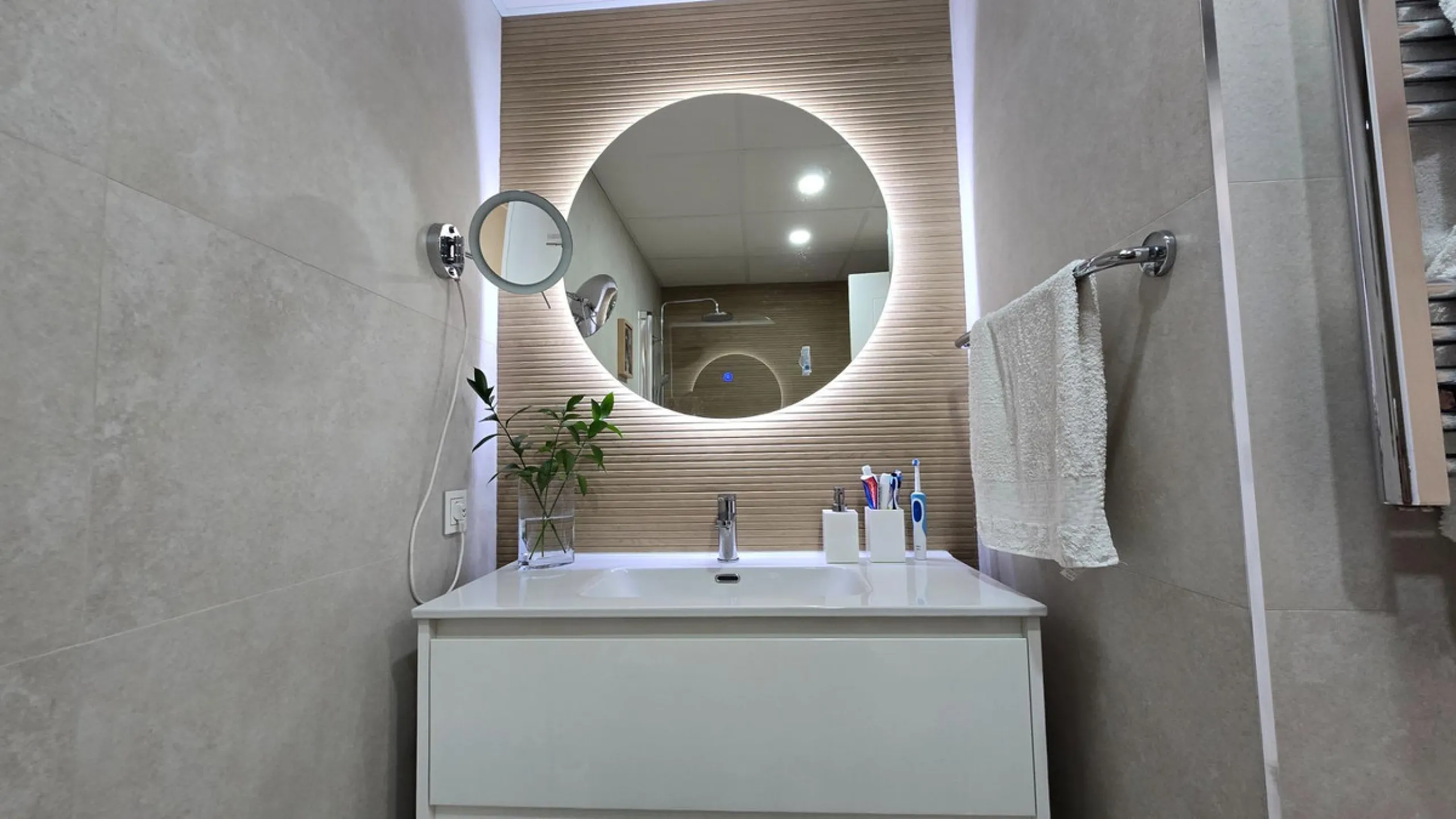 This 170 m2 apartment in Benalmádena Costa is more than just a home; it's the place where you'll want to build your best memories.