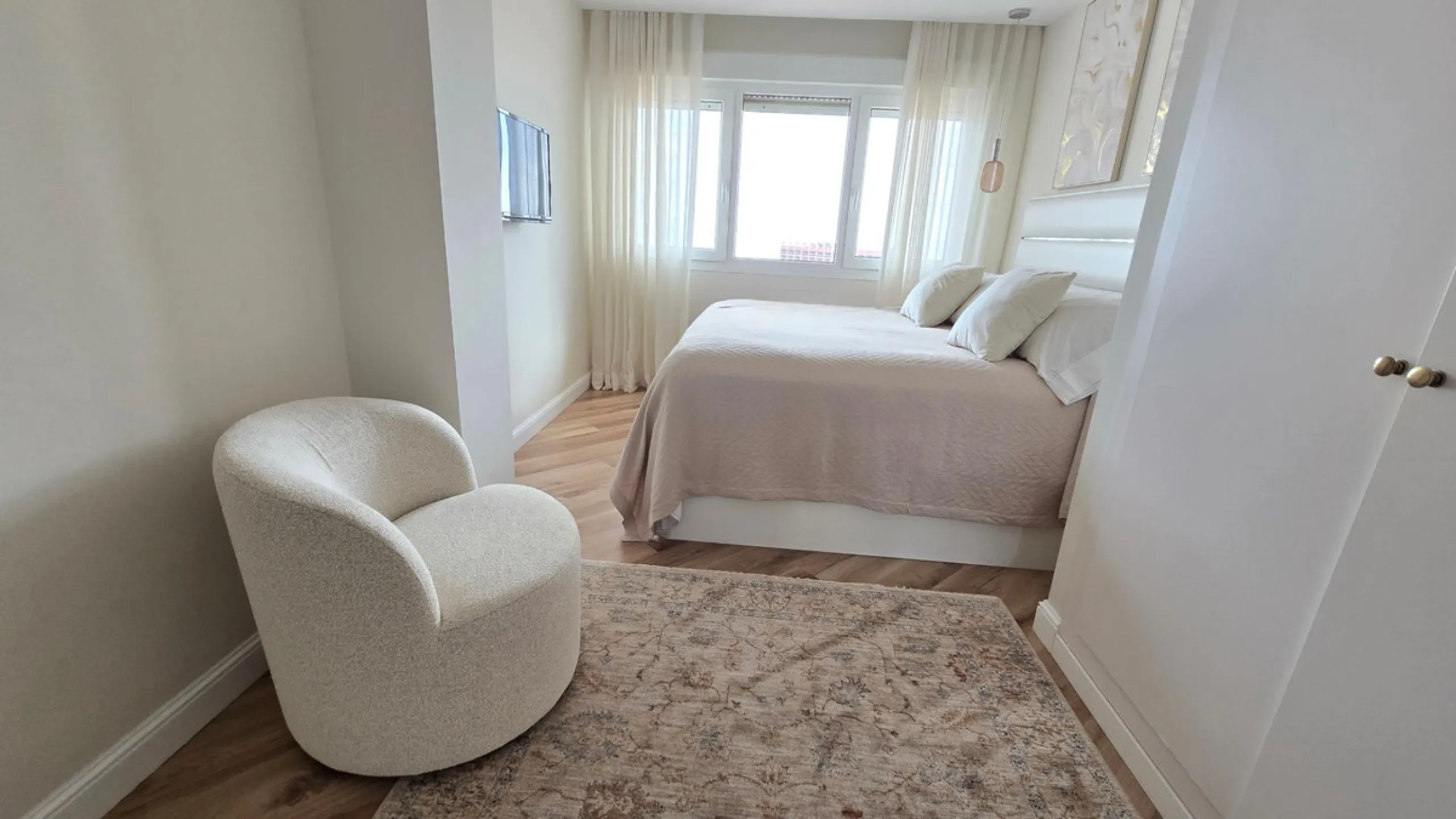 This 170 m2 apartment in Benalmádena Costa is more than just a home; it's the place where you'll want to build your best memories.