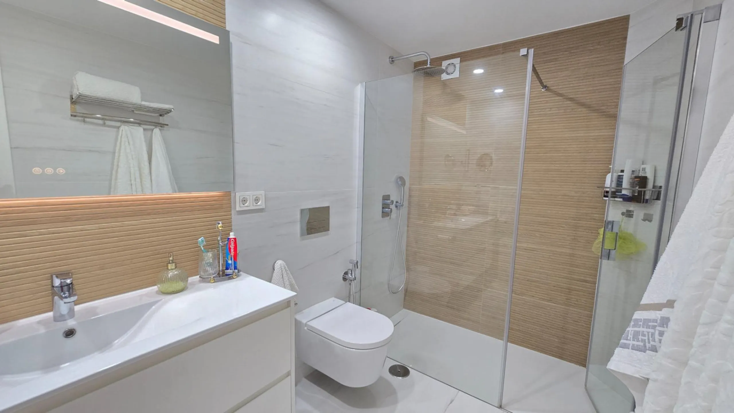 This 170 m2 apartment in Benalmádena Costa is more than just a home; it's the place where you'll want to build your best memories.