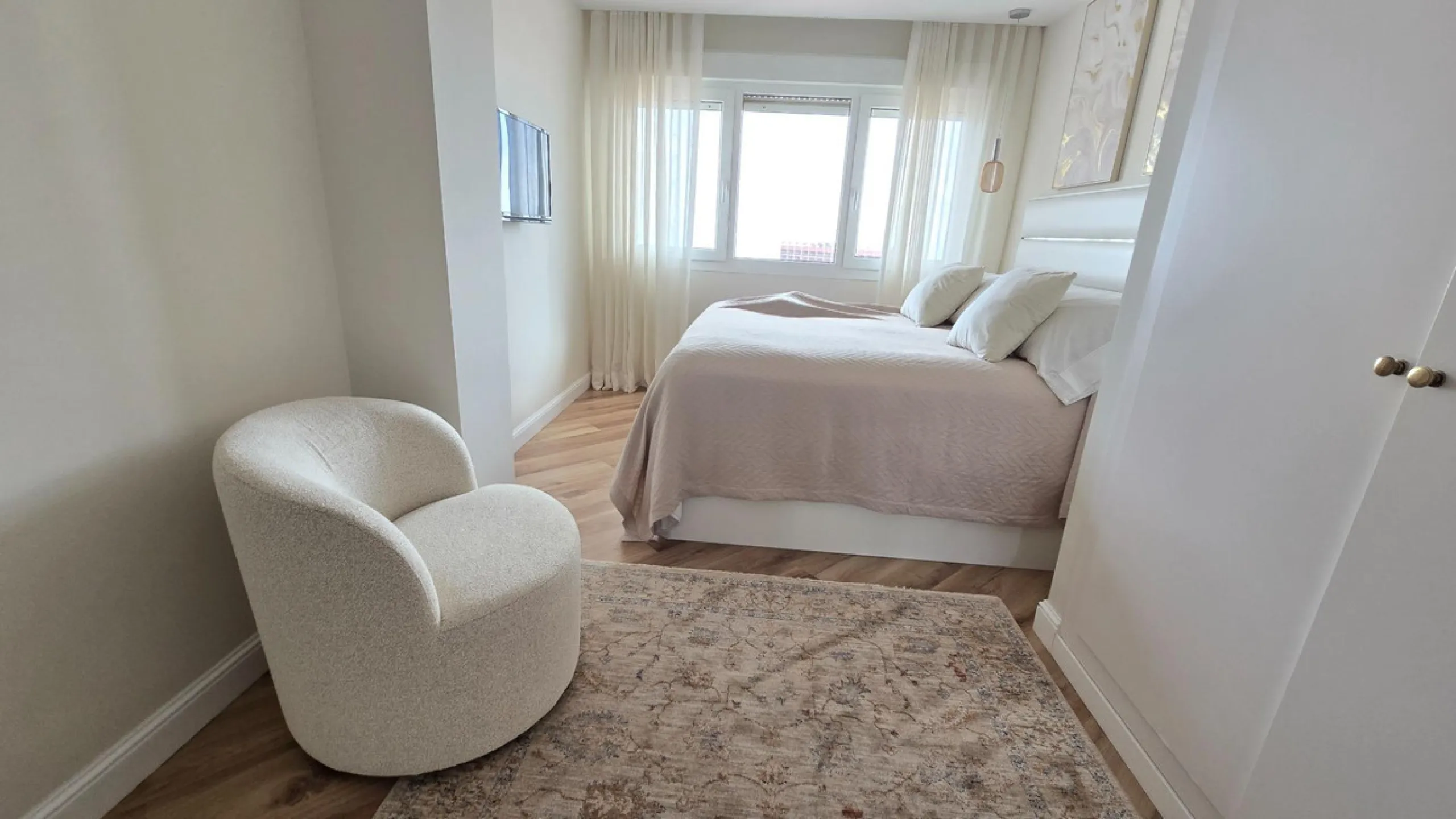 This 170 m2 apartment in Benalmádena Costa is more than just a home; it's the place where you'll want to build your best memories.