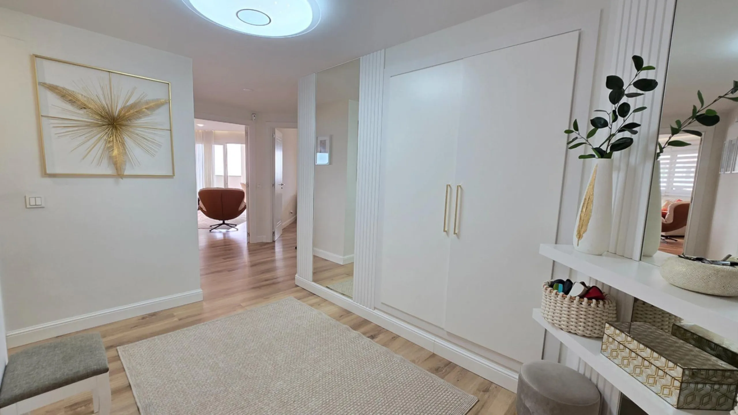 This 170 m2 apartment in Benalmádena Costa is more than just a home; it's the place where you'll want to build your best memories.