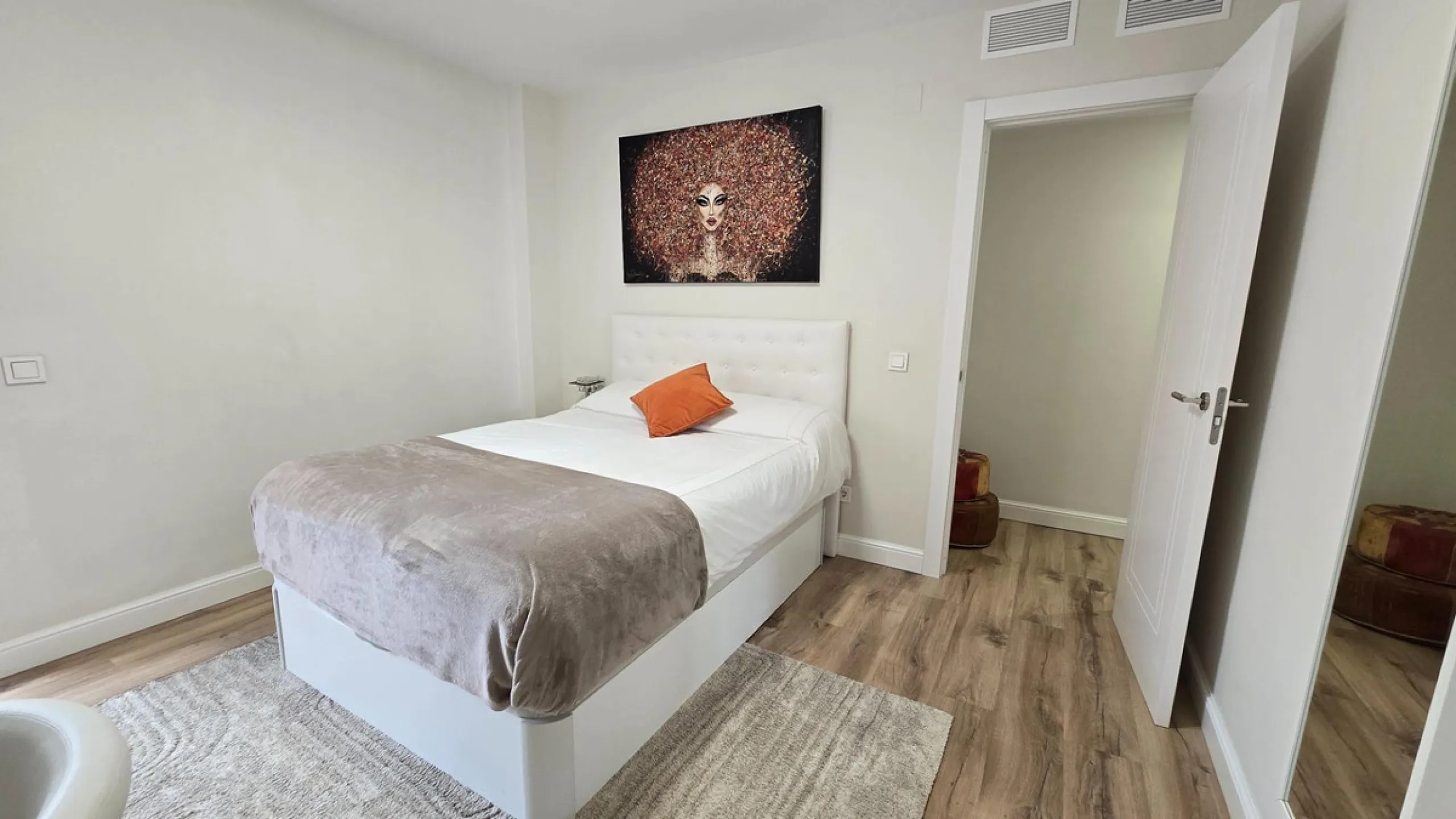 This 170 m2 apartment in Benalmádena Costa is more than just a home; it's the place where you'll want to build your best memories.
