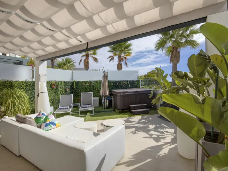 Set in an elevated position within the exclusive Finca Cortesin resort, this exceptional 2 bedroom, 2 bathroom ground-floor apartment epitomises contemporary luxury and refined Mediterranean living.
