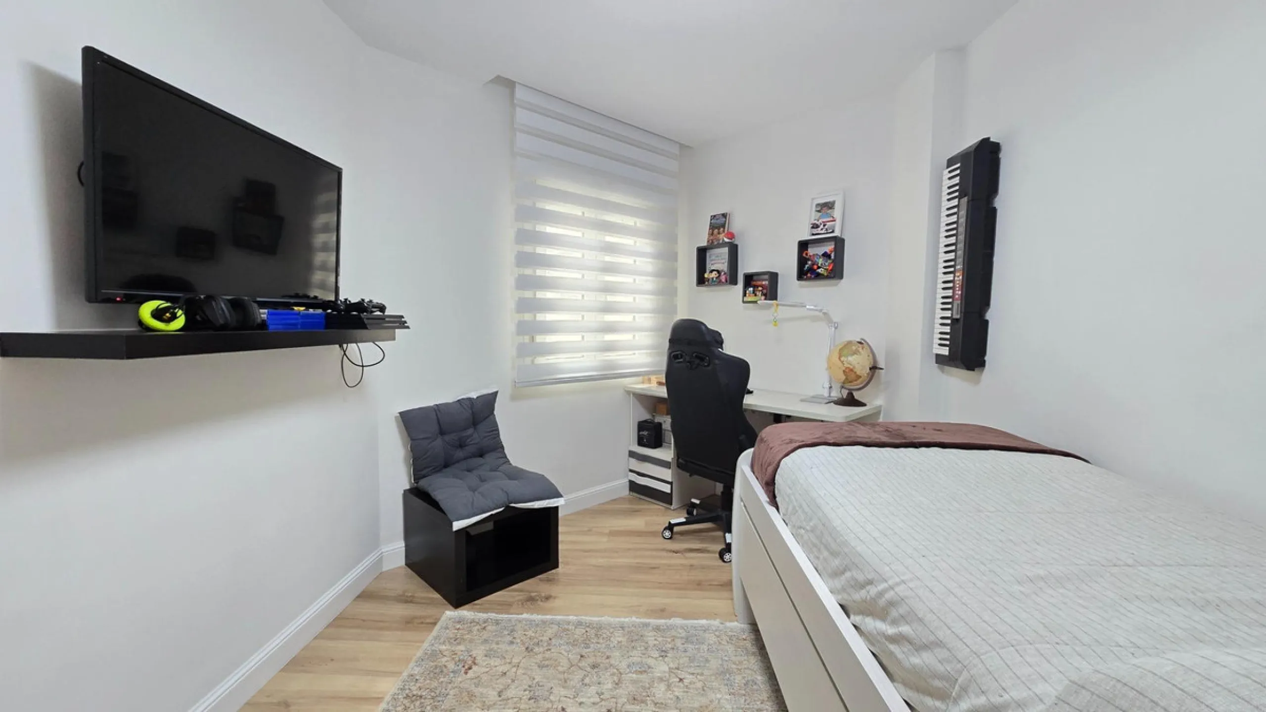 This 170 m2 apartment in Benalmádena Costa is more than just a home; it's the place where you'll want to build your best memories.
