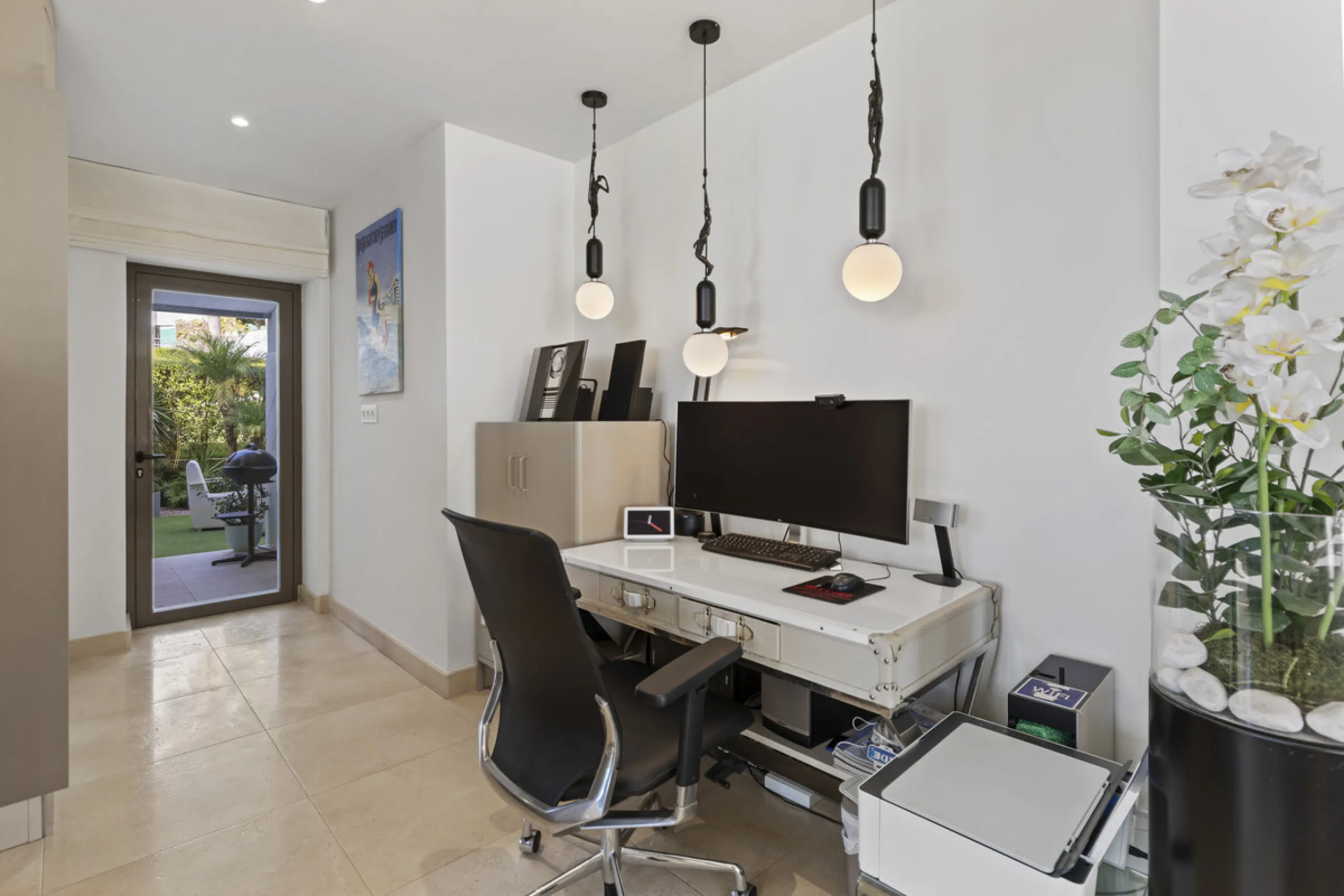Set in an elevated position within the exclusive Finca Cortesin resort, this exceptional 2 bedroom, 2 bathroom ground-floor apartment epitomises contemporary luxury and refined Mediterranean living.