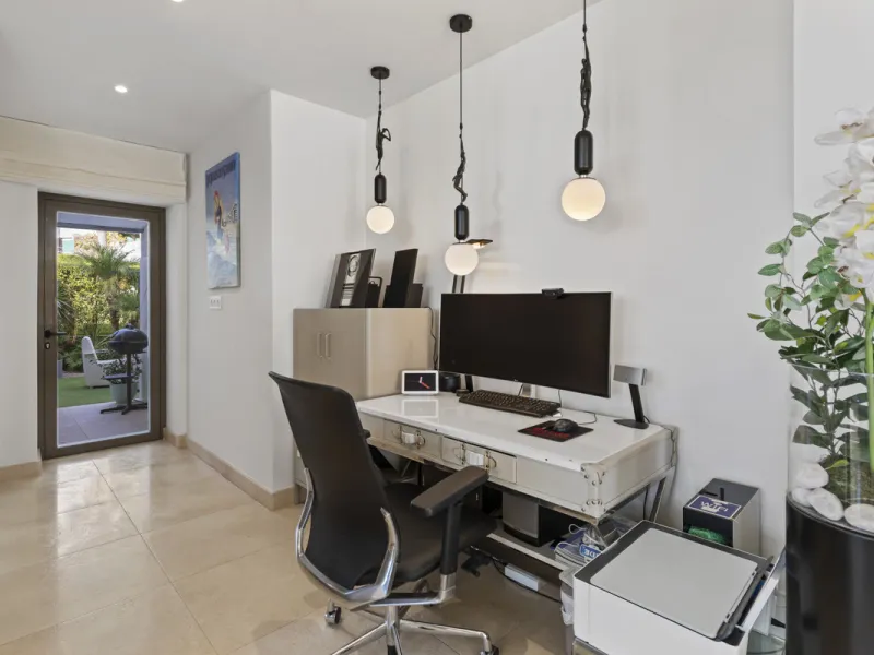 Set in an elevated position within the exclusive Finca Cortesin resort, this exceptional 2 bedroom, 2 bathroom ground-floor apartment epitomises contemporary luxury and refined Mediterranean living.