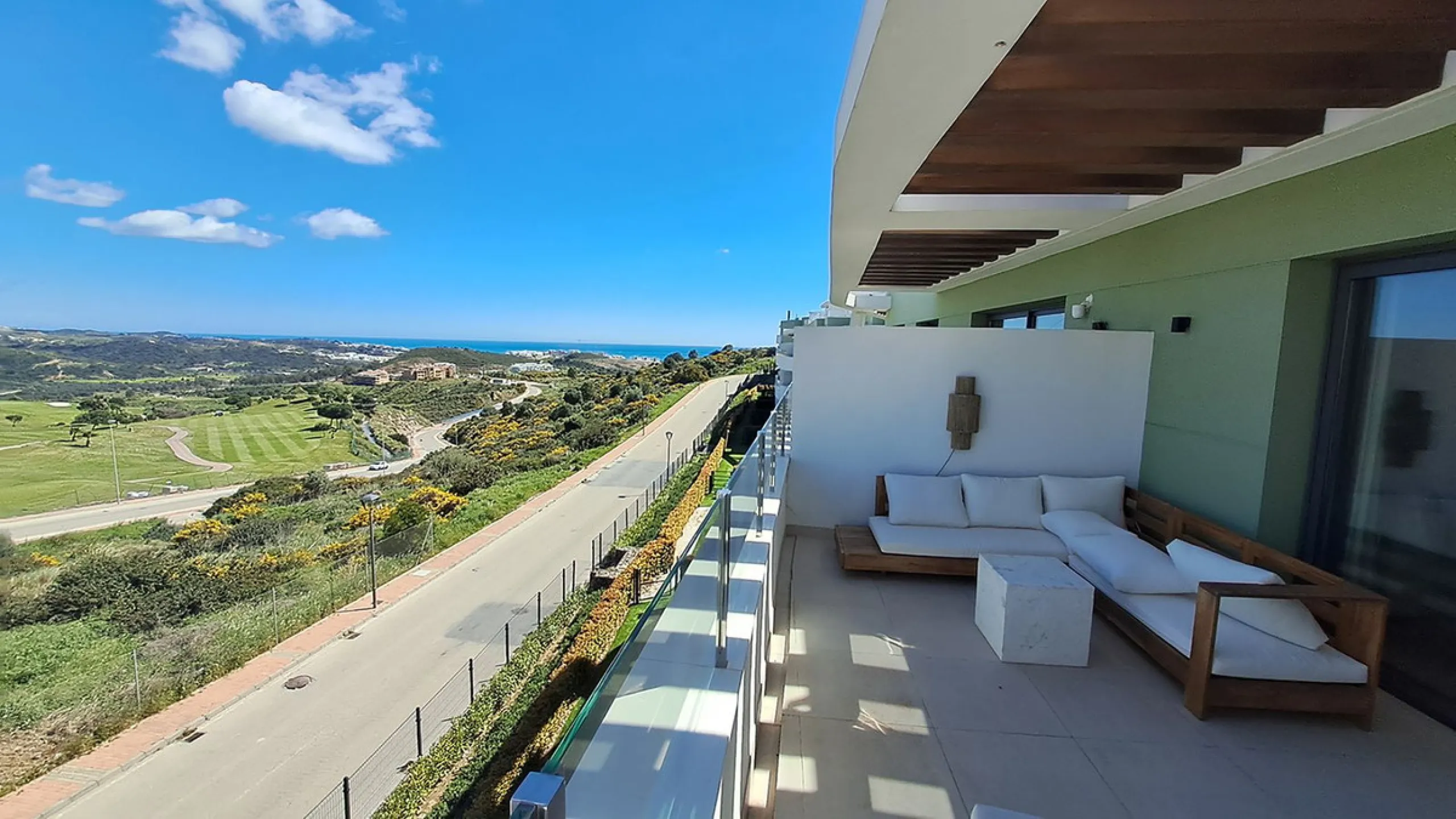 Stunning 2-bedroom apartment with beautiful sea and golf views over Calanova Golf
