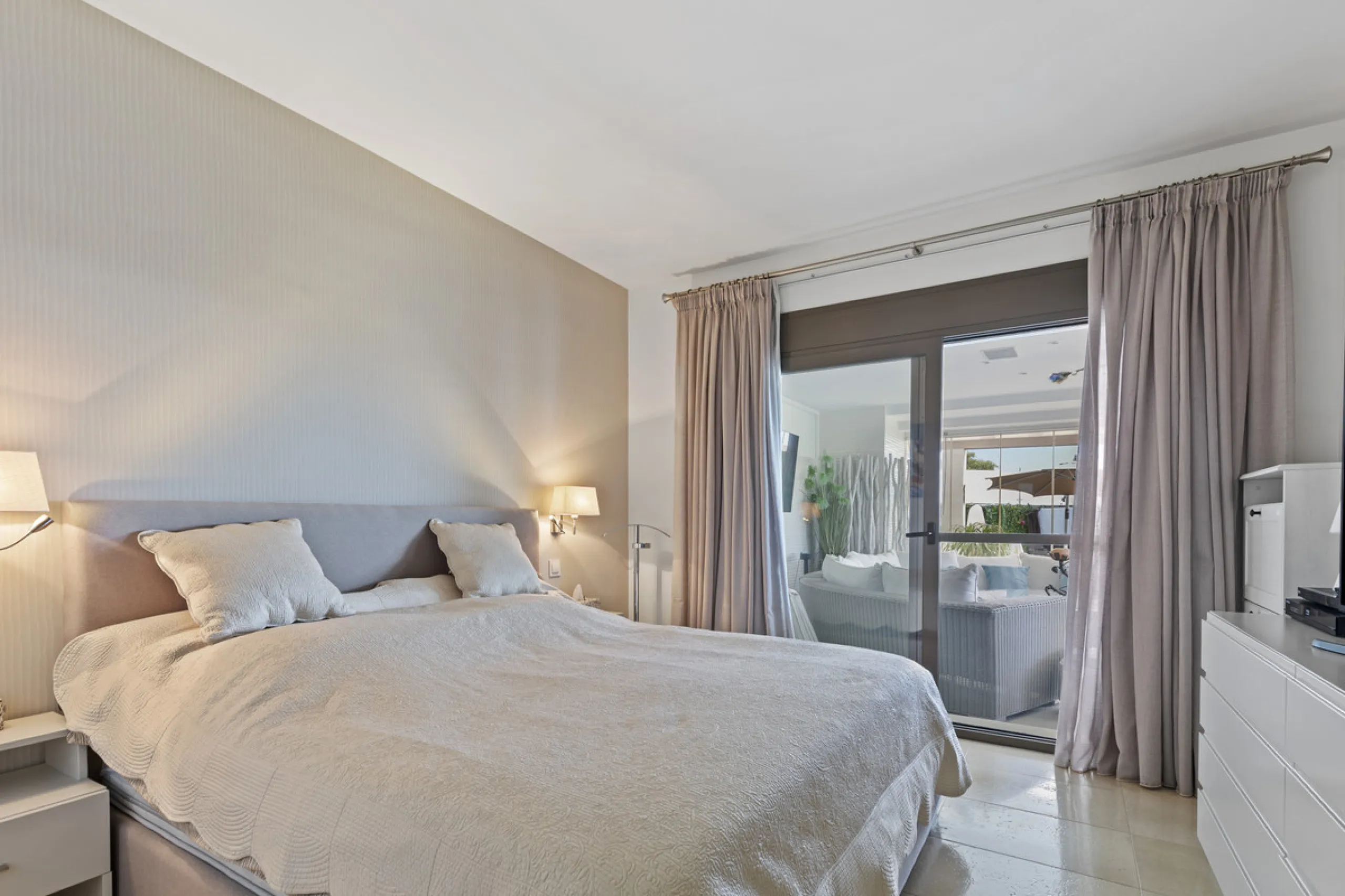 Set in an elevated position within the exclusive Finca Cortesin resort, this exceptional 2 bedroom, 2 bathroom ground-floor apartment epitomises contemporary luxury and refined Mediterranean living.