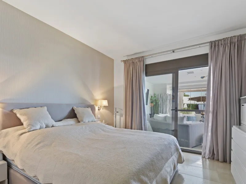 Set in an elevated position within the exclusive Finca Cortesin resort, this exceptional 2 bedroom, 2 bathroom ground-floor apartment epitomises contemporary luxury and refined Mediterranean living.