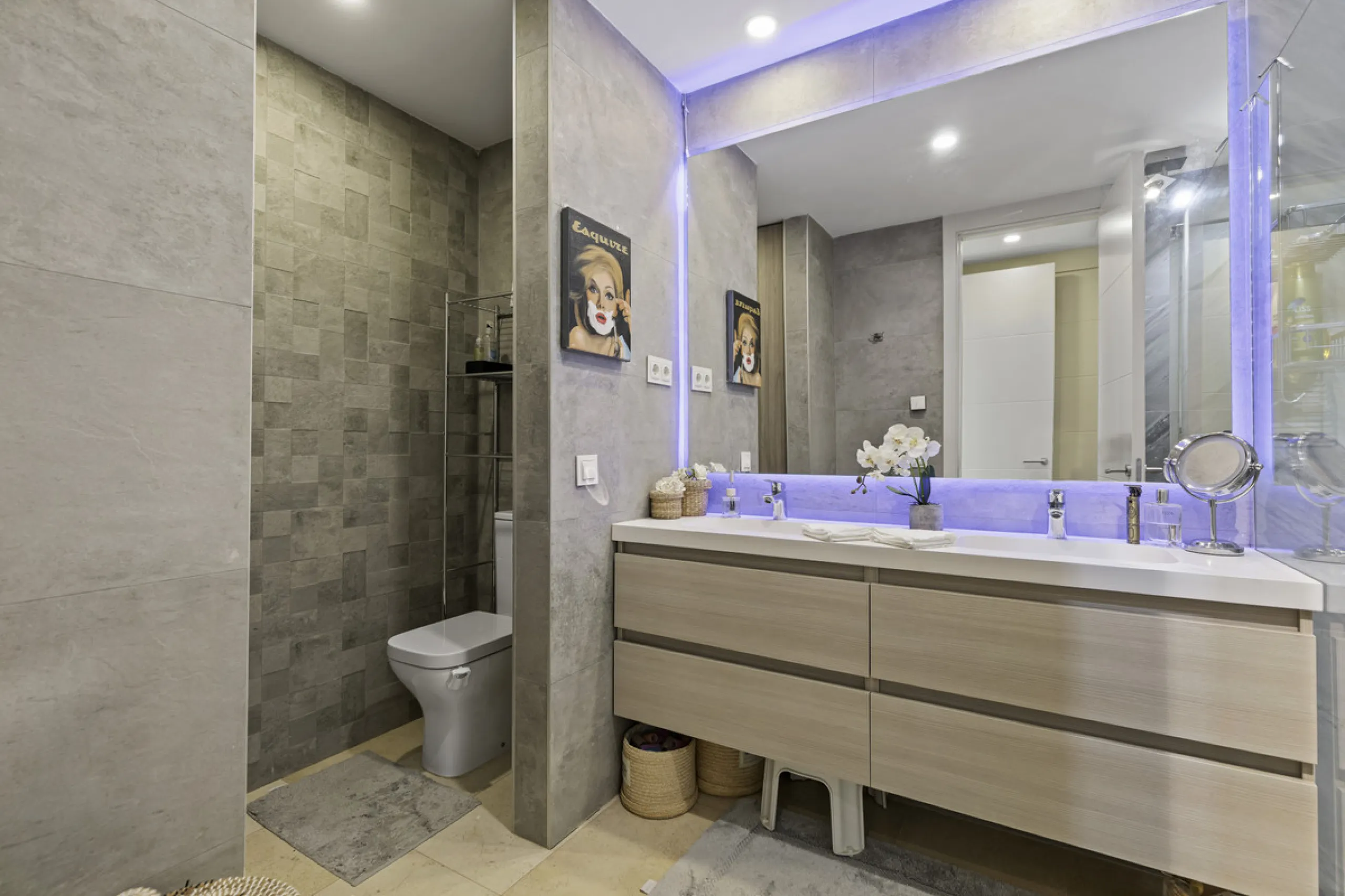 Set in an elevated position within the exclusive Finca Cortesin resort, this exceptional 2 bedroom, 2 bathroom ground-floor apartment epitomises contemporary luxury and refined Mediterranean living.