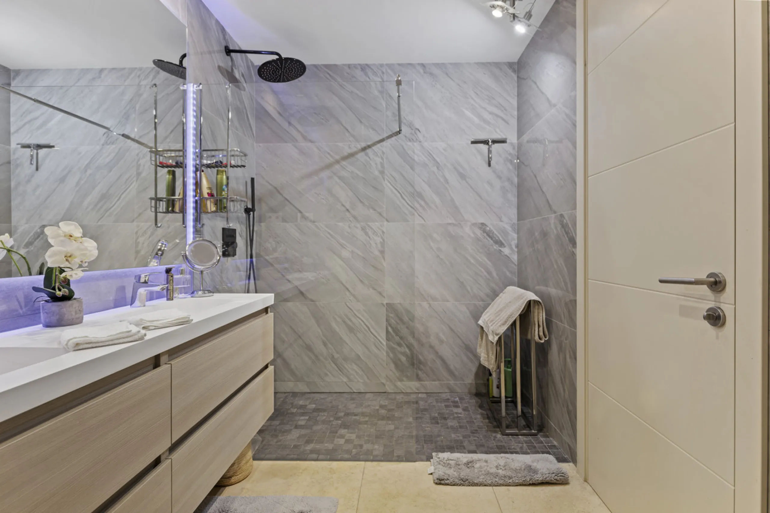 Set in an elevated position within the exclusive Finca Cortesin resort, this exceptional 2 bedroom, 2 bathroom ground-floor apartment epitomises contemporary luxury and refined Mediterranean living.