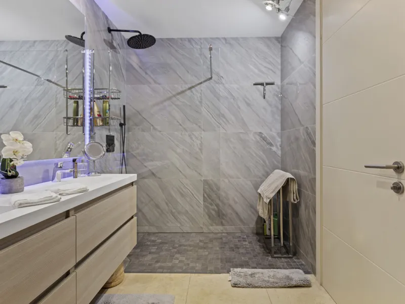 Set in an elevated position within the exclusive Finca Cortesin resort, this exceptional 2 bedroom, 2 bathroom ground-floor apartment epitomises contemporary luxury and refined Mediterranean living.