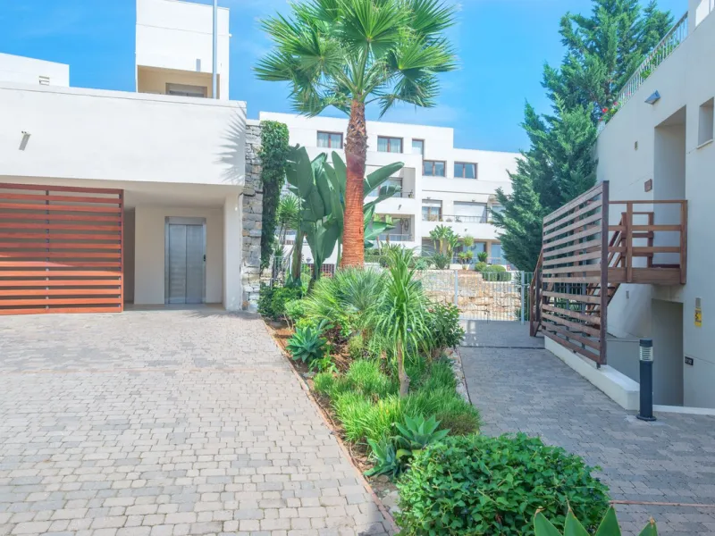 Apartment for sale in Lomas de Los Monteros, Marbella.