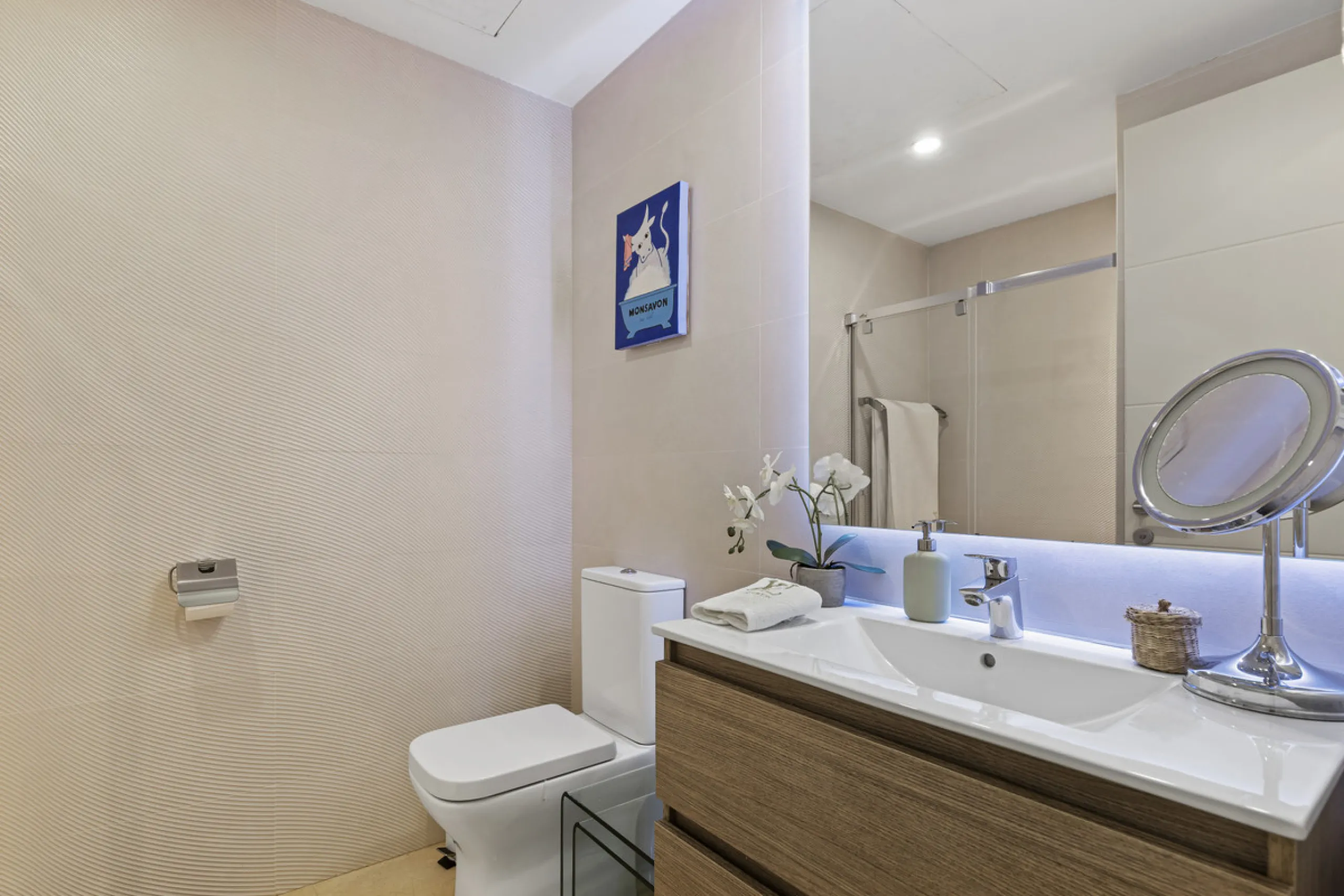 Set in an elevated position within the exclusive Finca Cortesin resort, this exceptional 2 bedroom, 2 bathroom ground-floor apartment epitomises contemporary luxury and refined Mediterranean living.