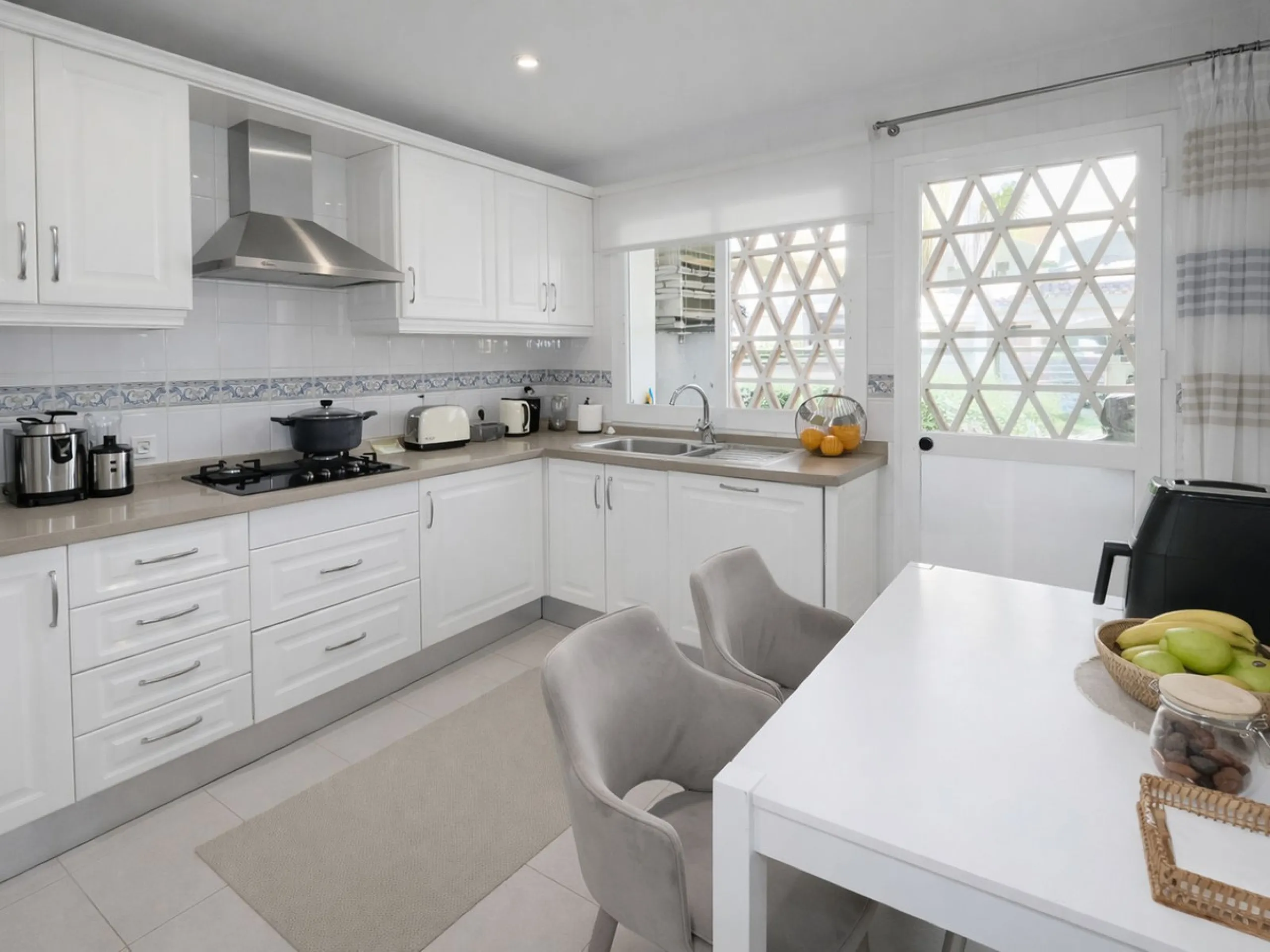 Apartment - Ground Floor Apartment в продаже в Marbella, Málaga. В доме 2 спален и 2 ванных комнат. Площадь дома 118 м²